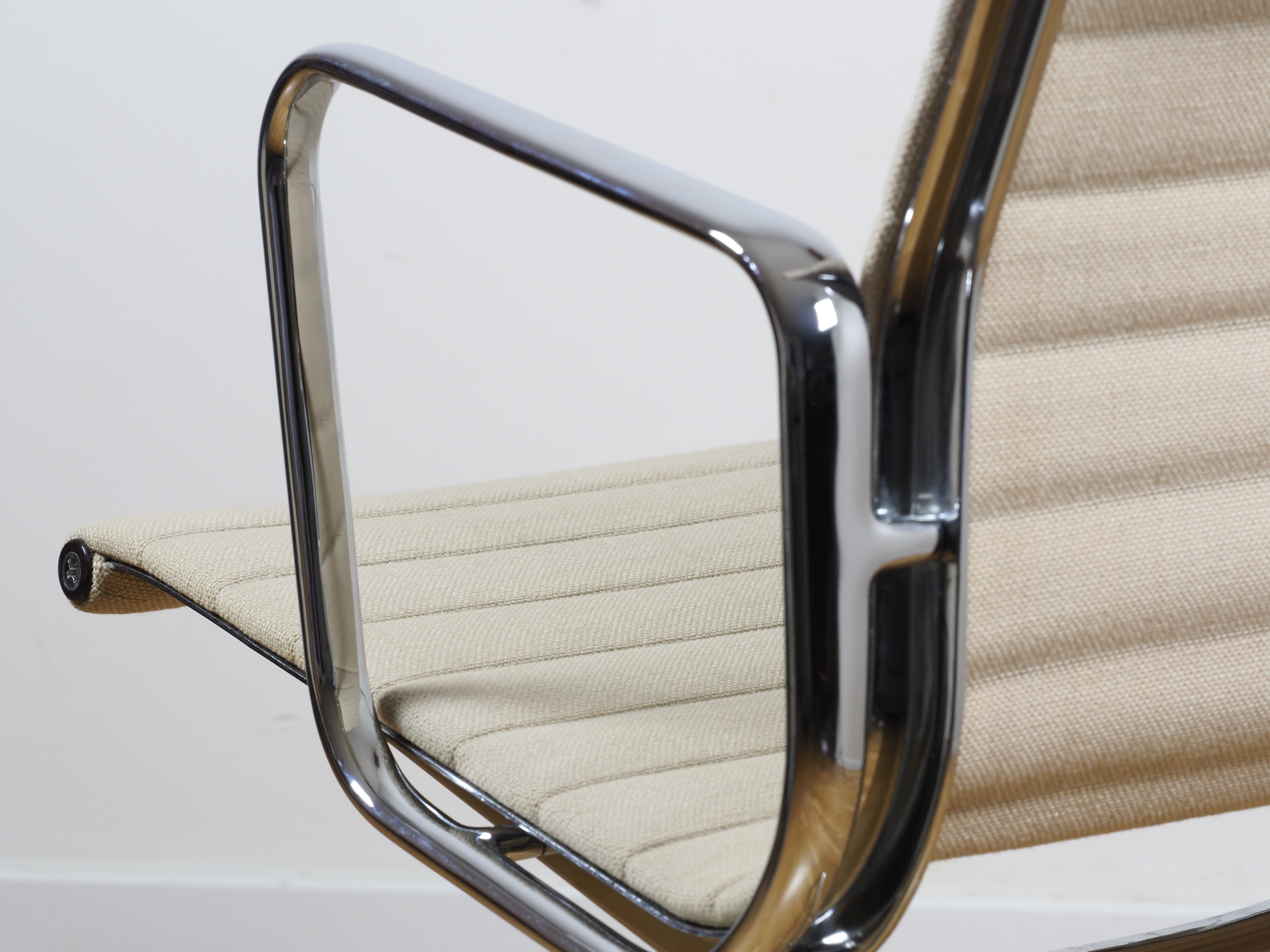 Aluminium Chair EA 112 Drehbar Hopsack Beige