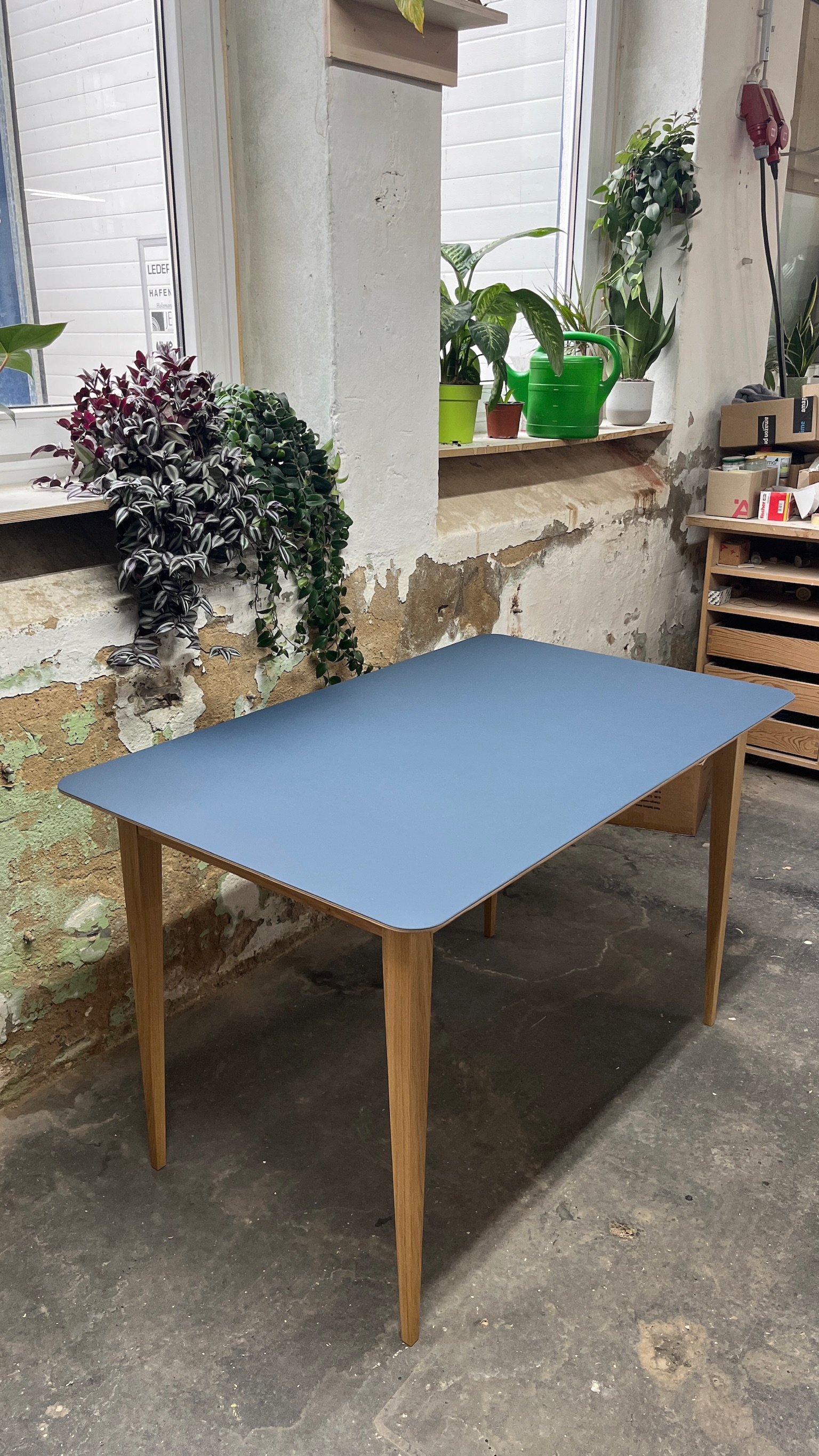 Beluga Tisch Holz Linoleum Smokey Blue