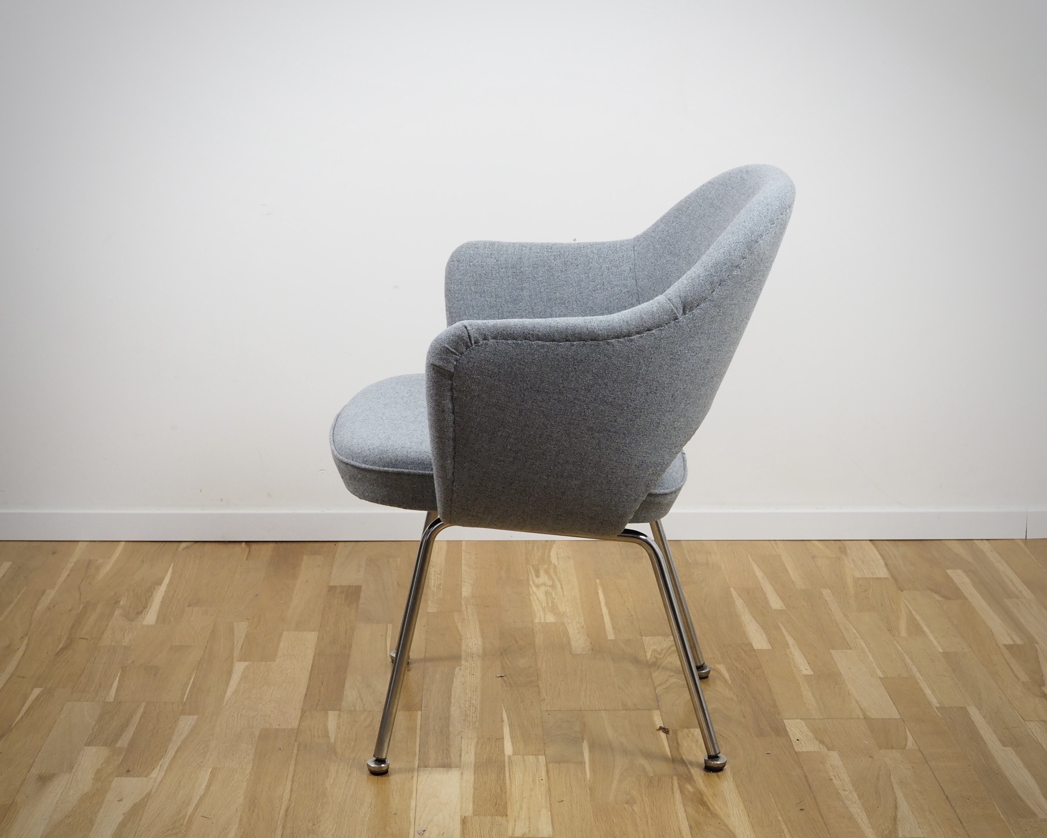 Saarinen Conference Armchair Textile Metal Grey