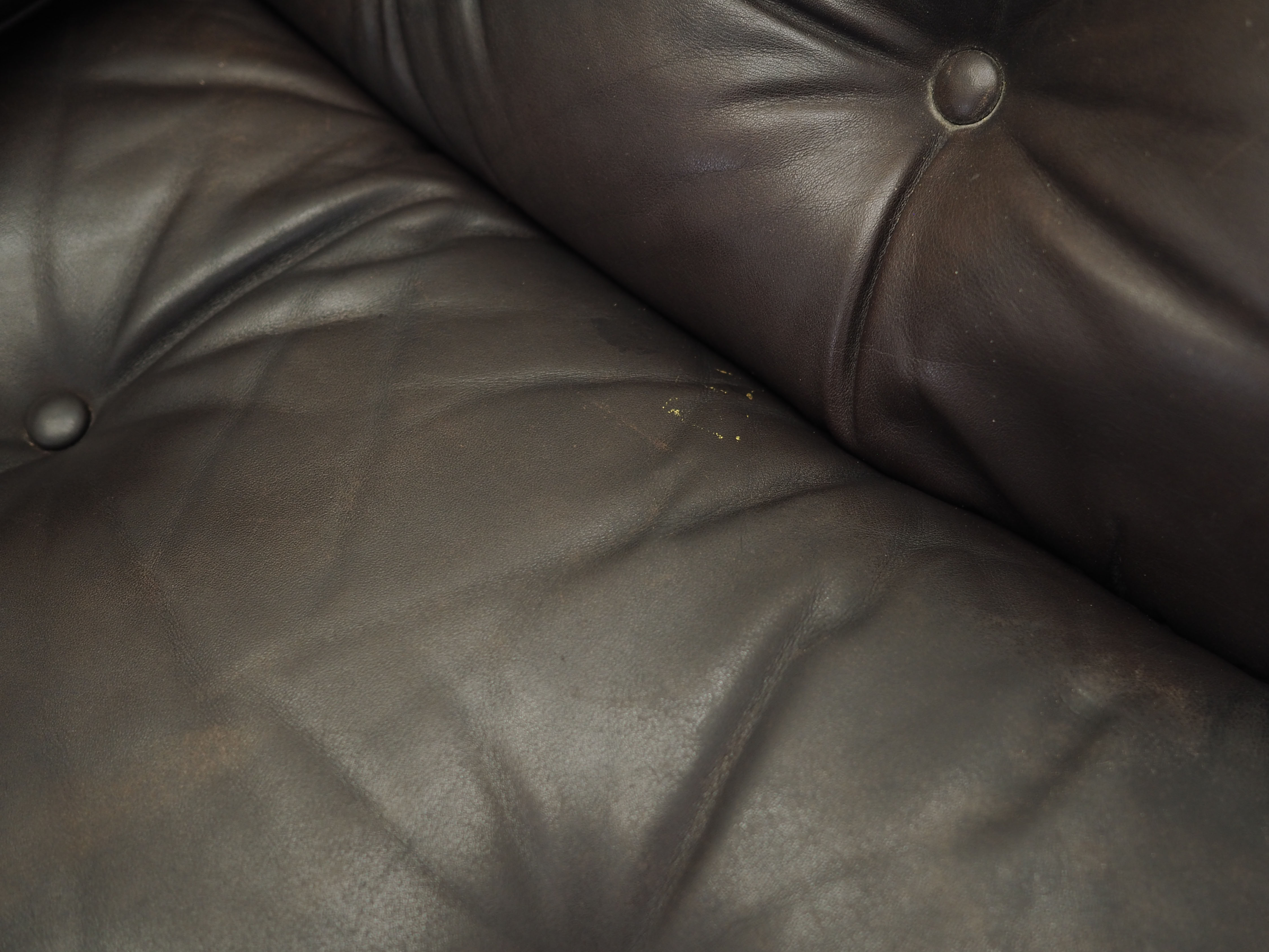 Poltrona con rotelle in pelle marrone anni '70