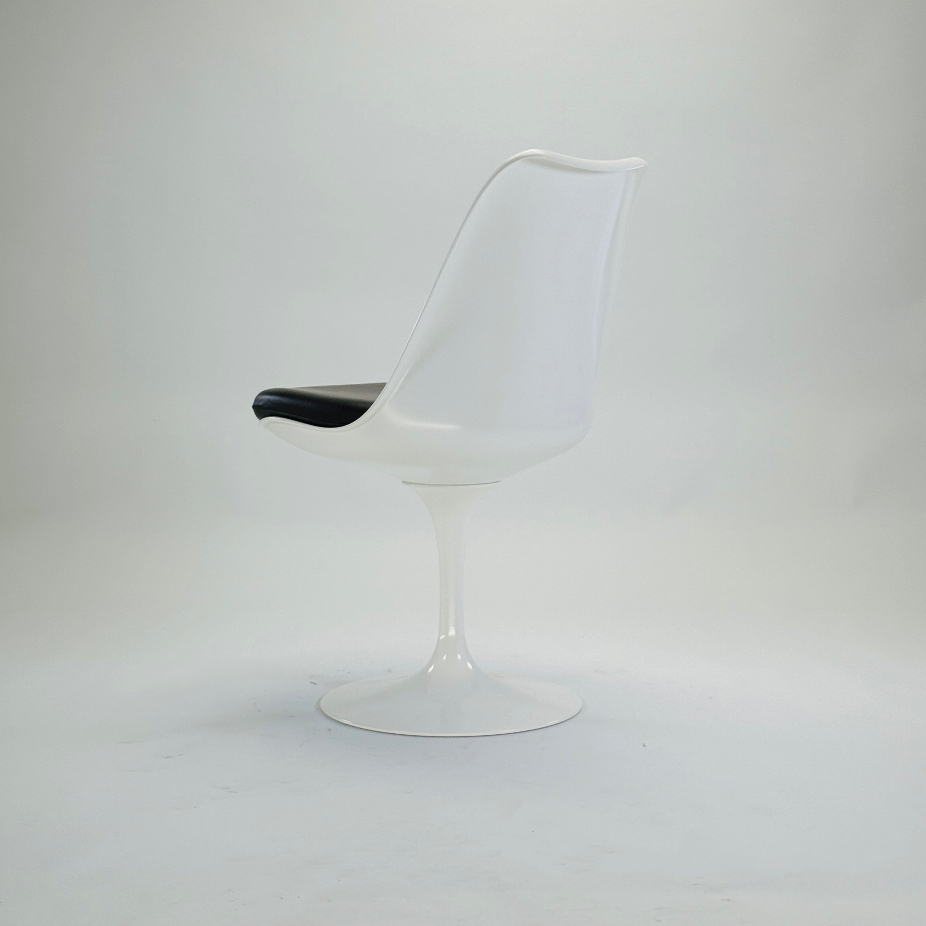 Saarinen Tulip Sidechair Weiß mit schwarzem Sitzpolster