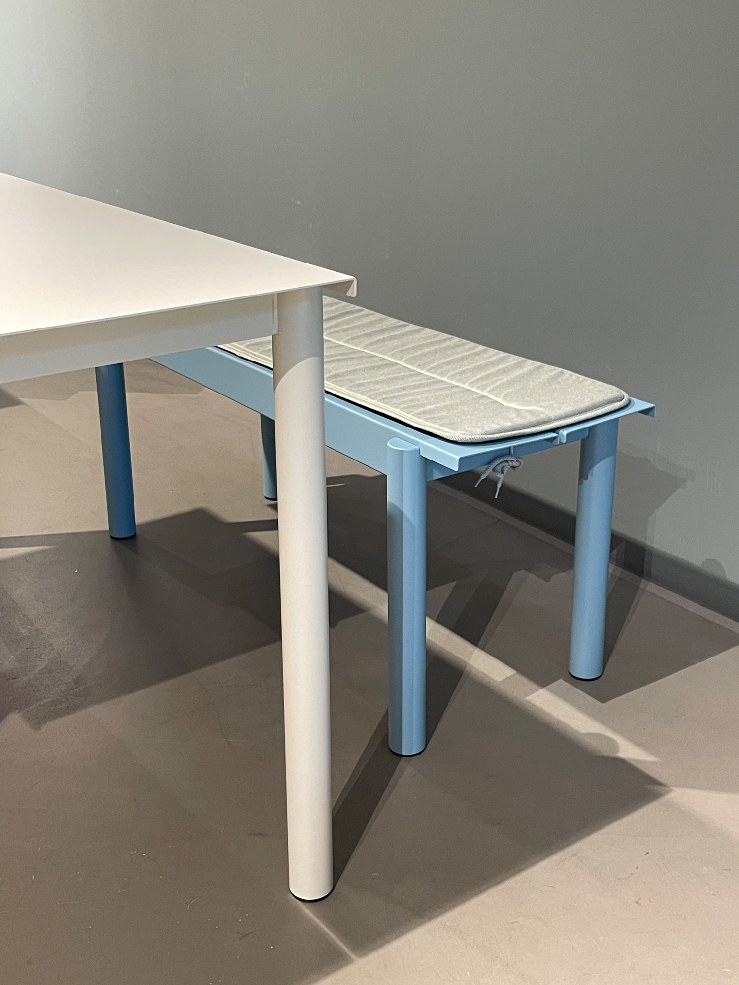 Linear Steel Bench Outdoorbank Stahl Pale Blue