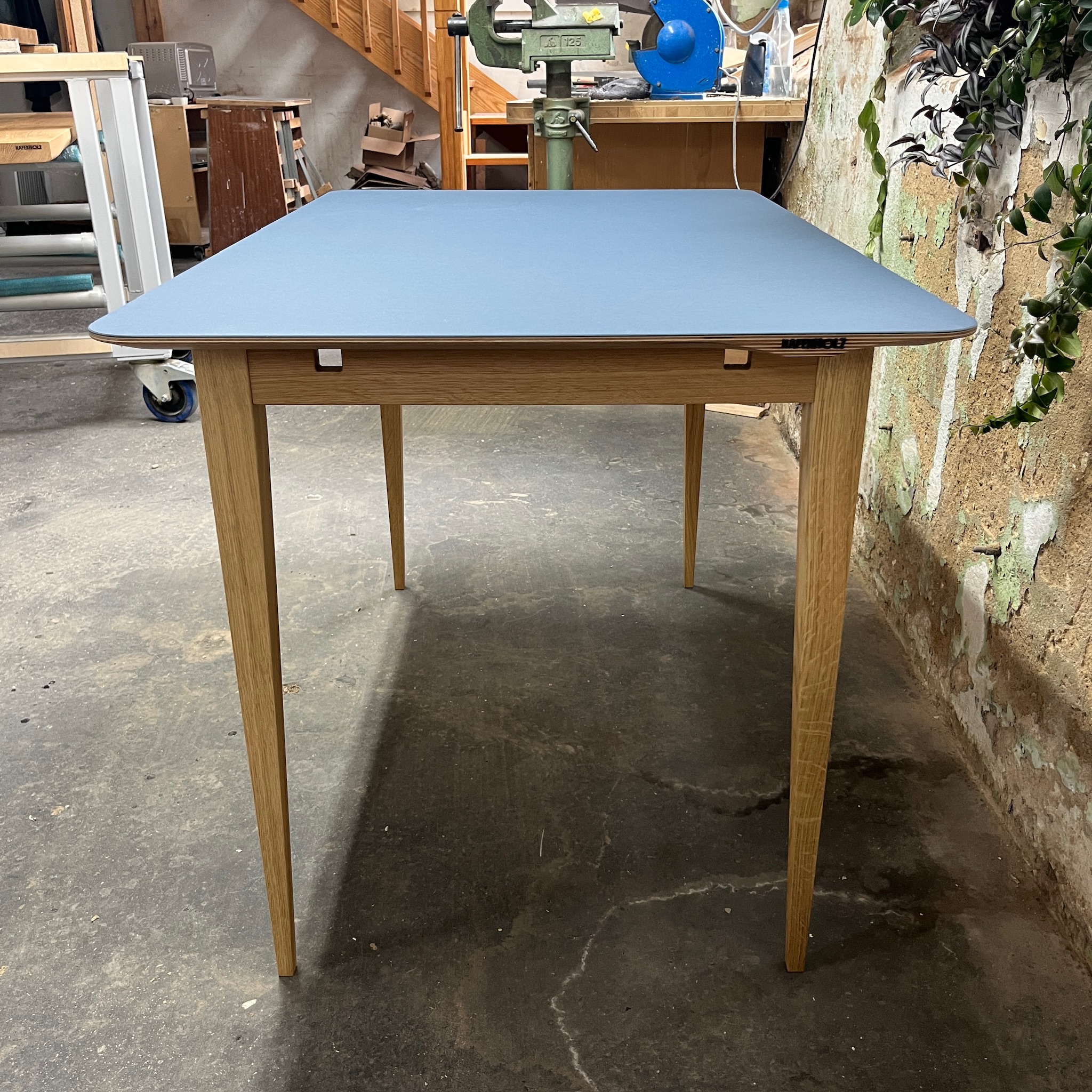 Beluga Tisch Holz Linoleum Smokey Blue