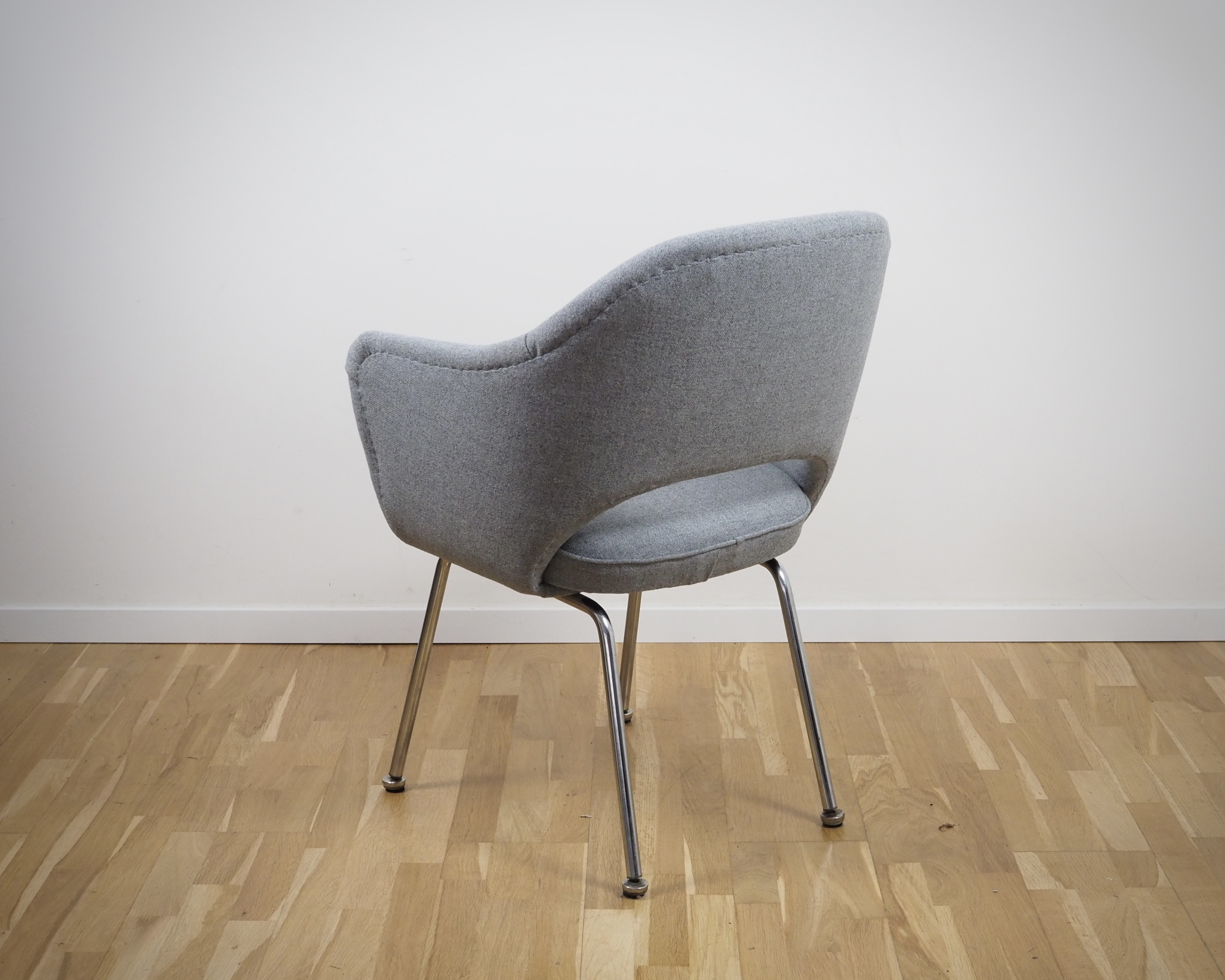 Saarinen Conference Armchair Textile Metal Grey