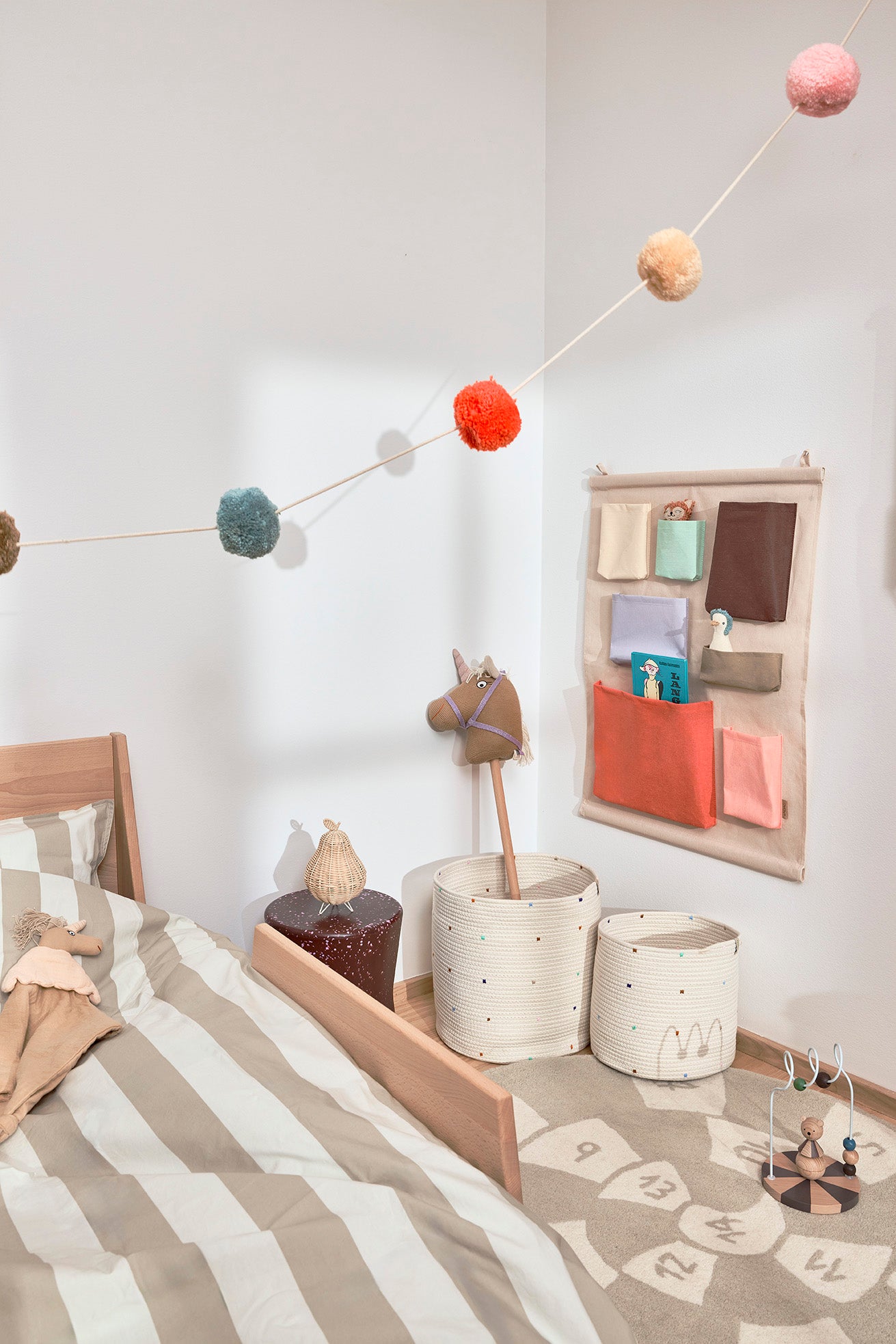 Circus Rabbit Abacus Holzspielzeug Natur Kirschrot