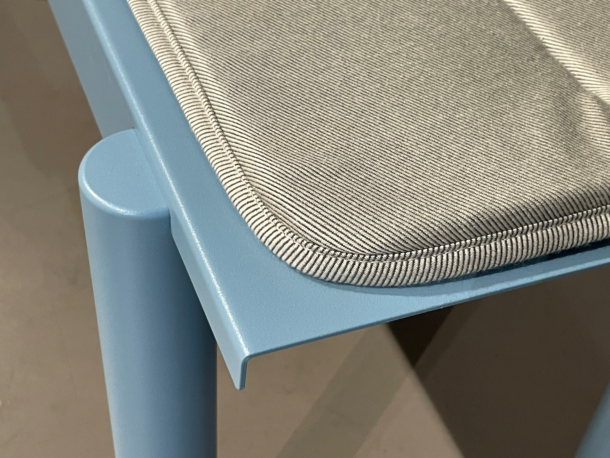 Linear Steel Bench Outdoorbank Stahl Pale Blue