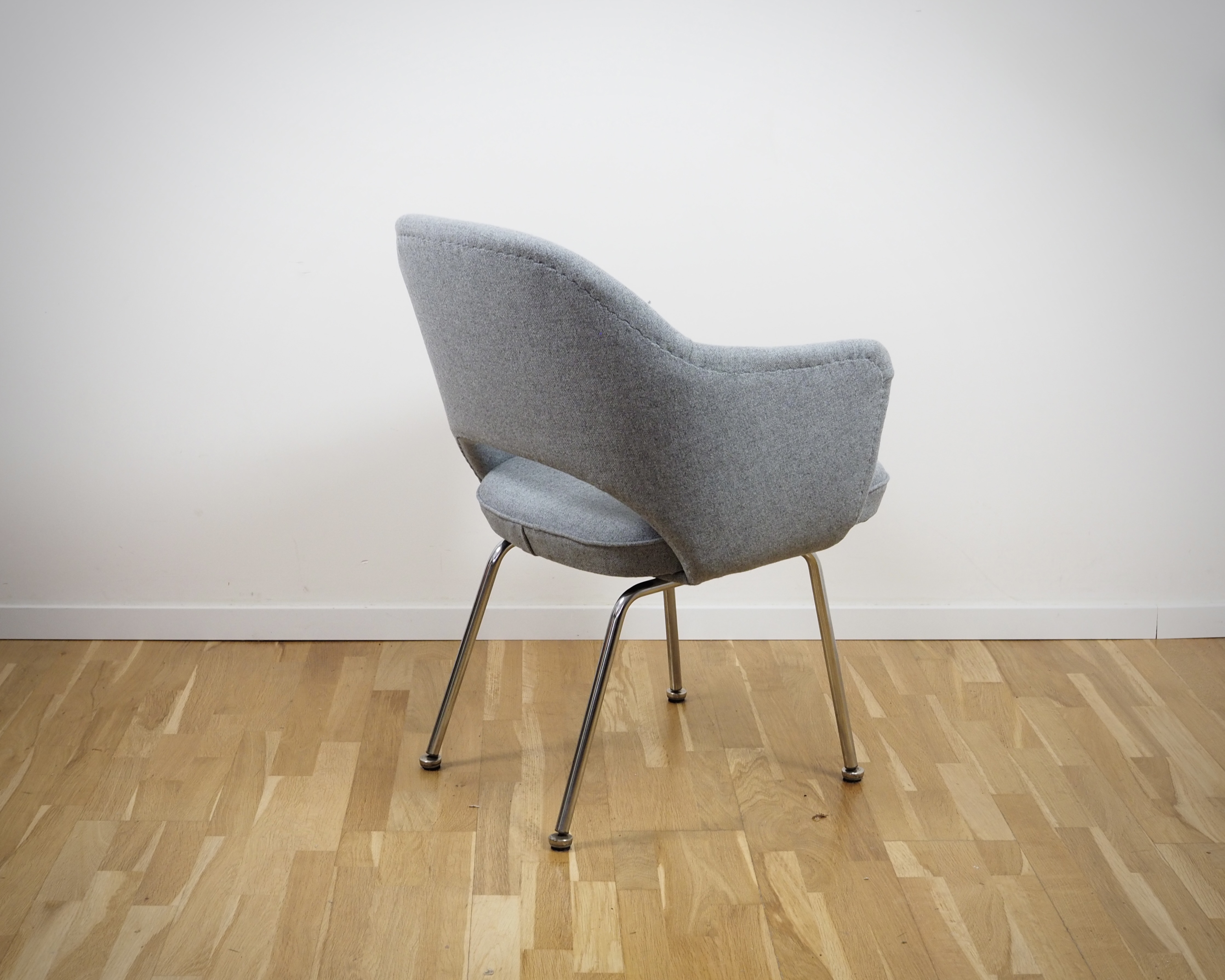 Saarinen Conference Armchair Textile Metal Grey