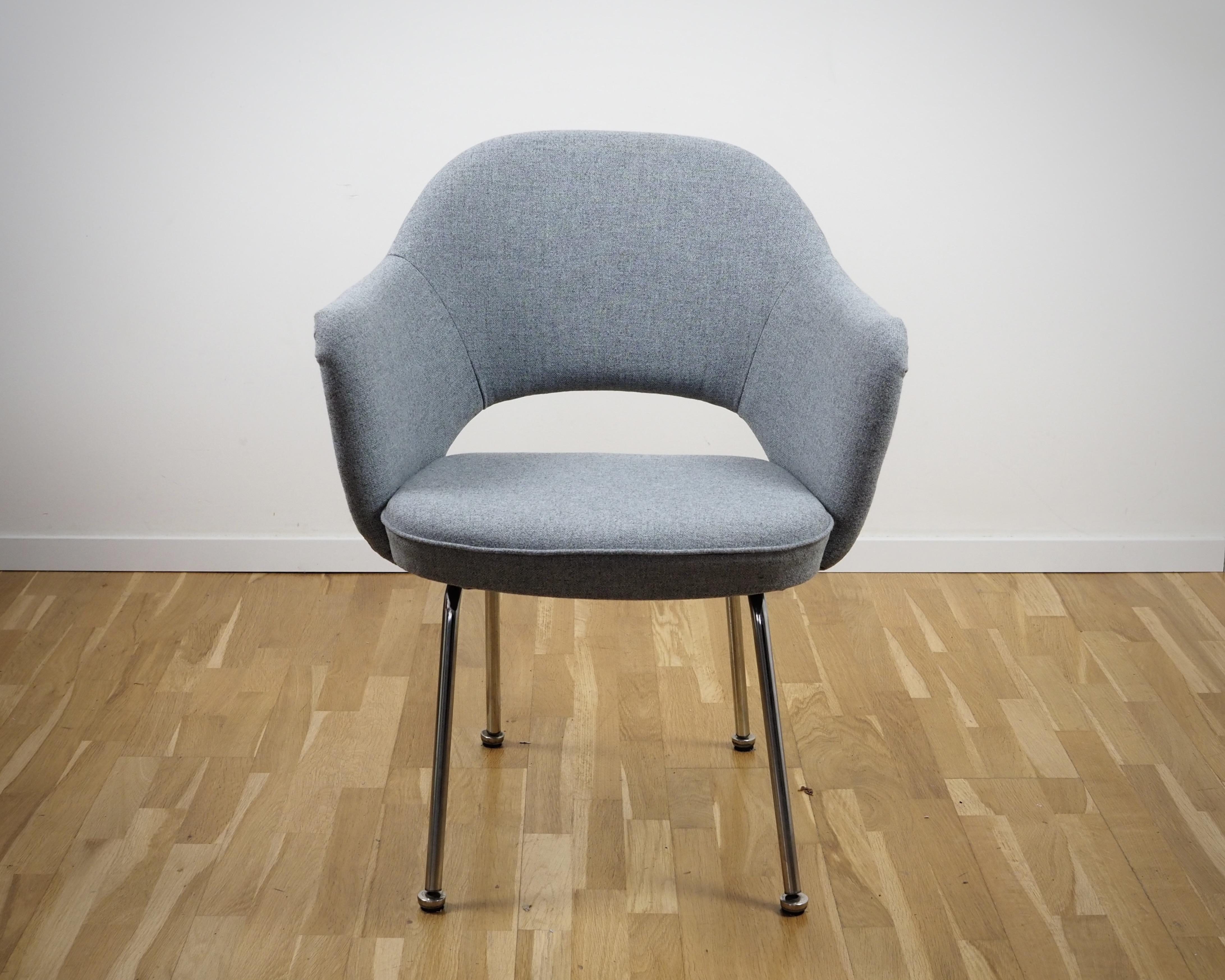 Saarinen Conference Armchair Textile Metal Grey