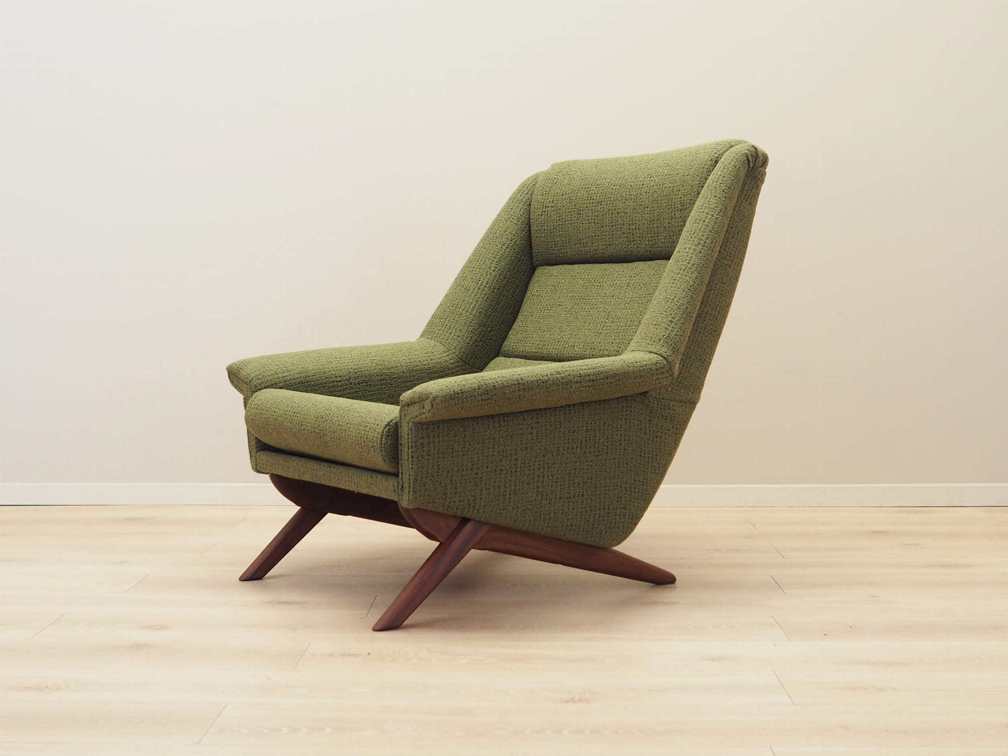 The only German parts of the text translate to:Armchair Green 1970s