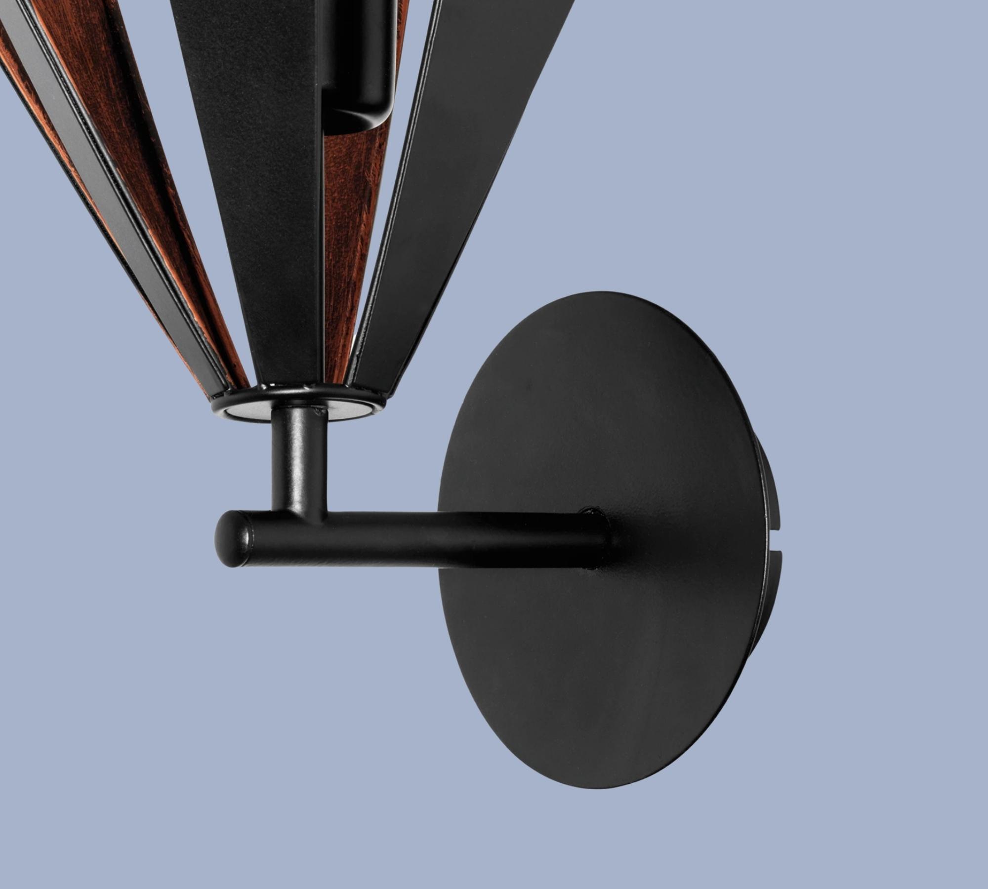 Wandleuchte aus schwarzem Stahl mit Kupferdetails
