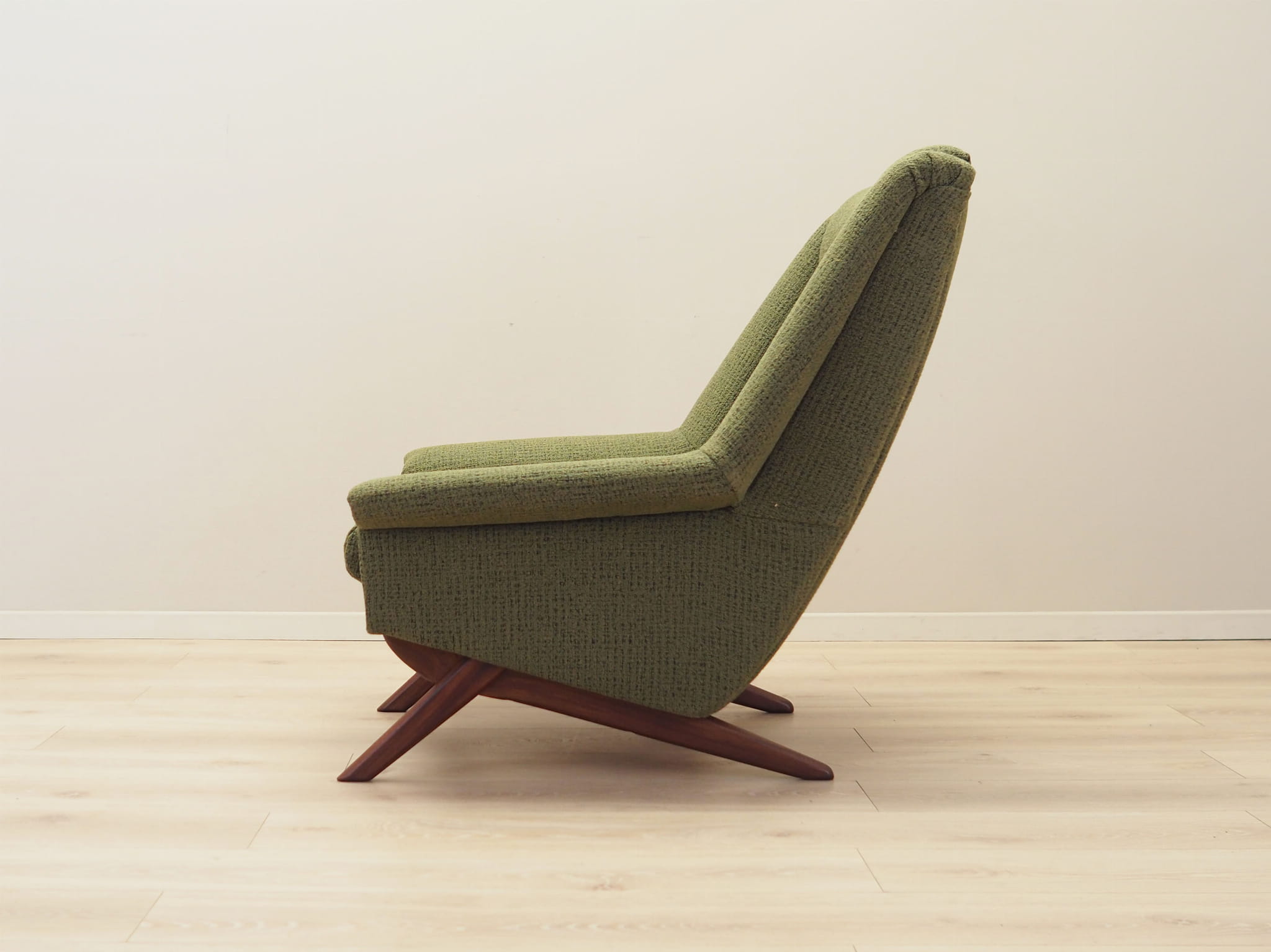 The only German parts of the text translate to:Armchair Green 1970s