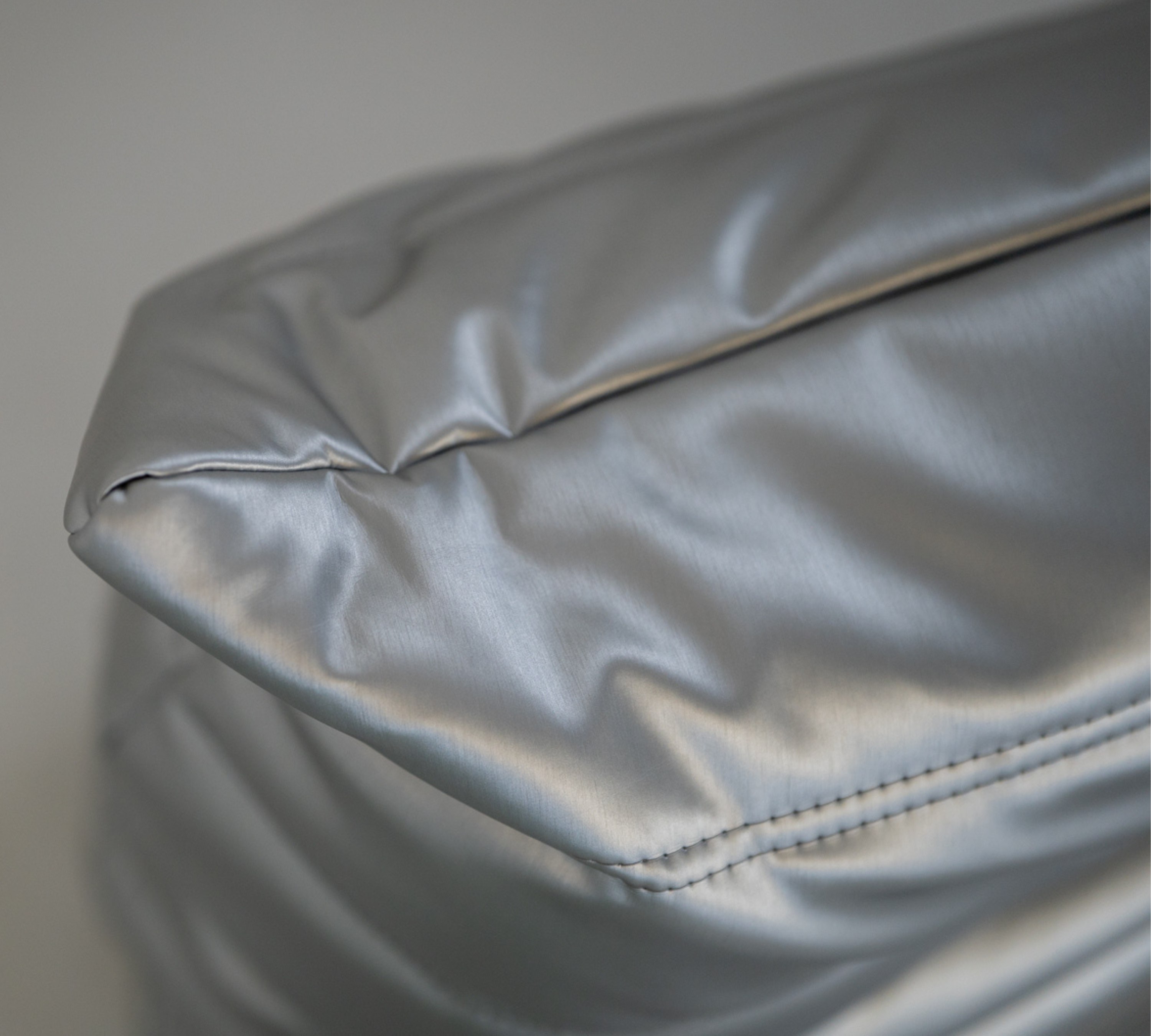 Set poltrona e pouf Togo in ecopelle grigio spazio