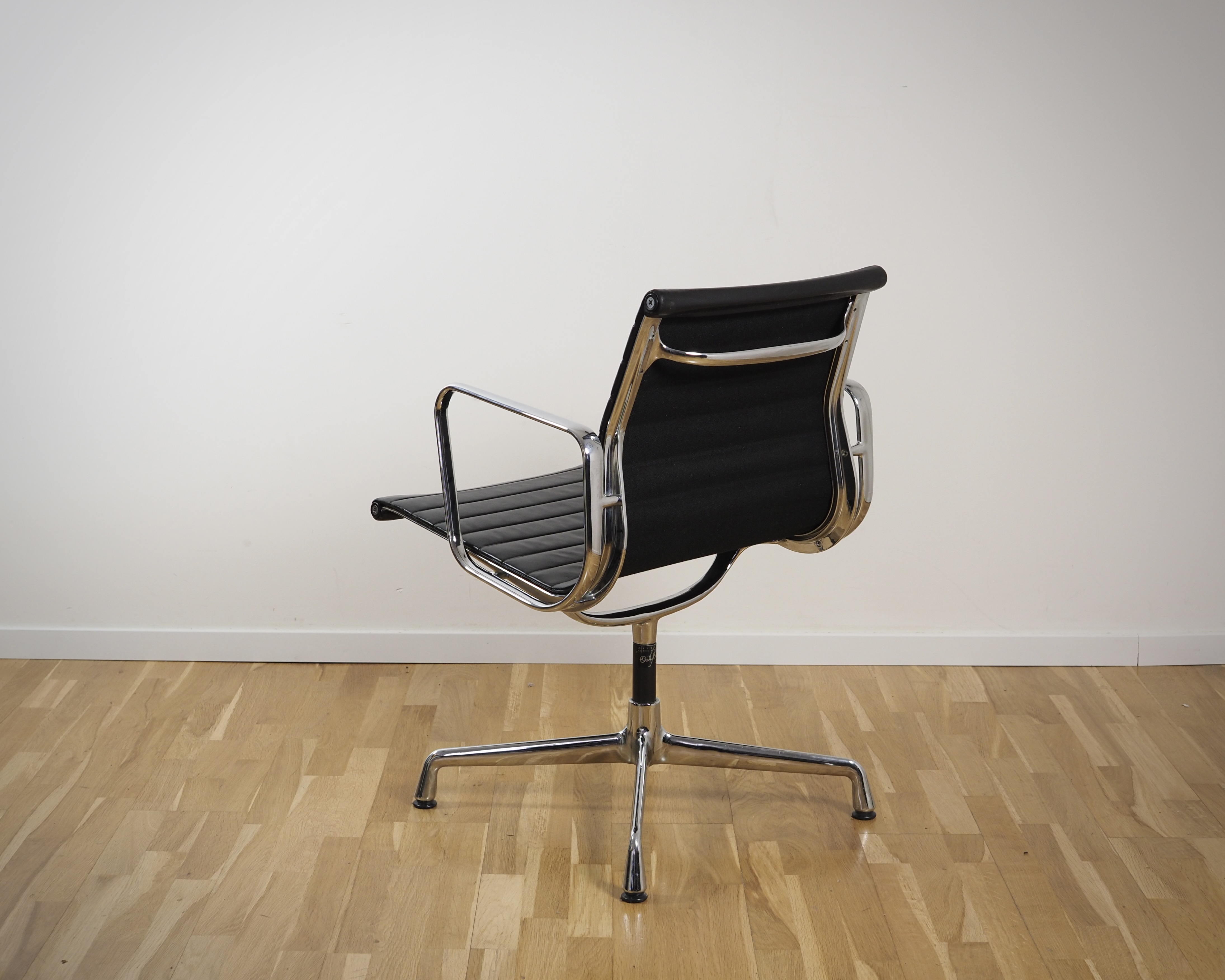 Alu Chair EA 107 Leder Schwarz