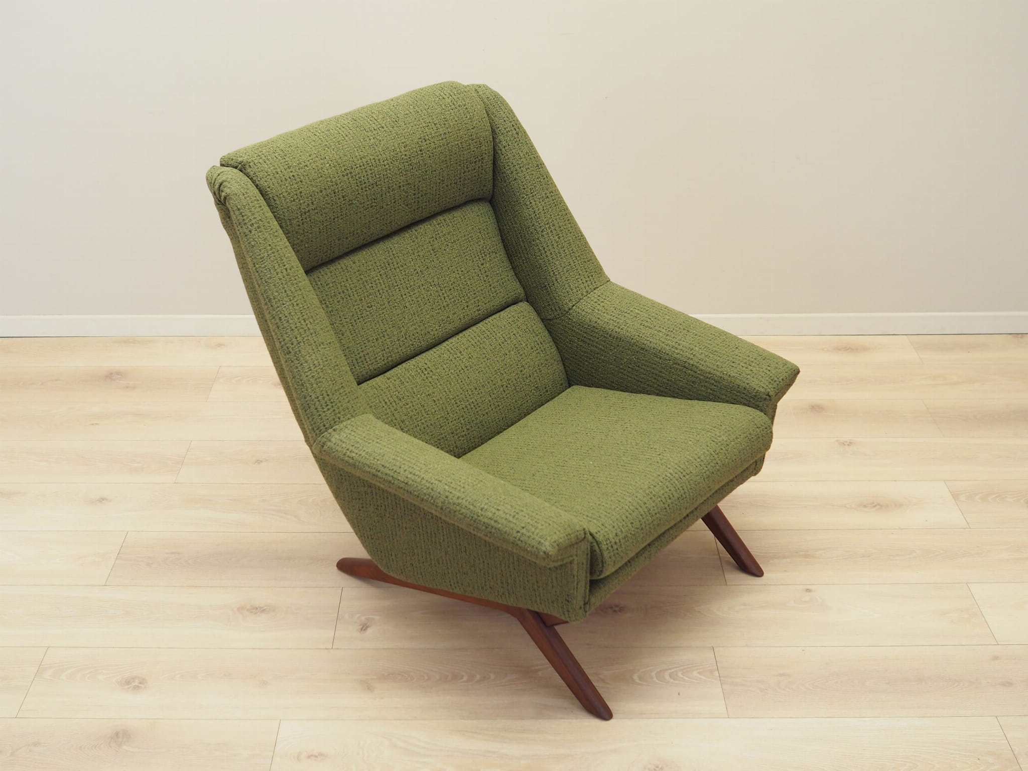 The only German parts of the text translate to:Armchair Green 1970s