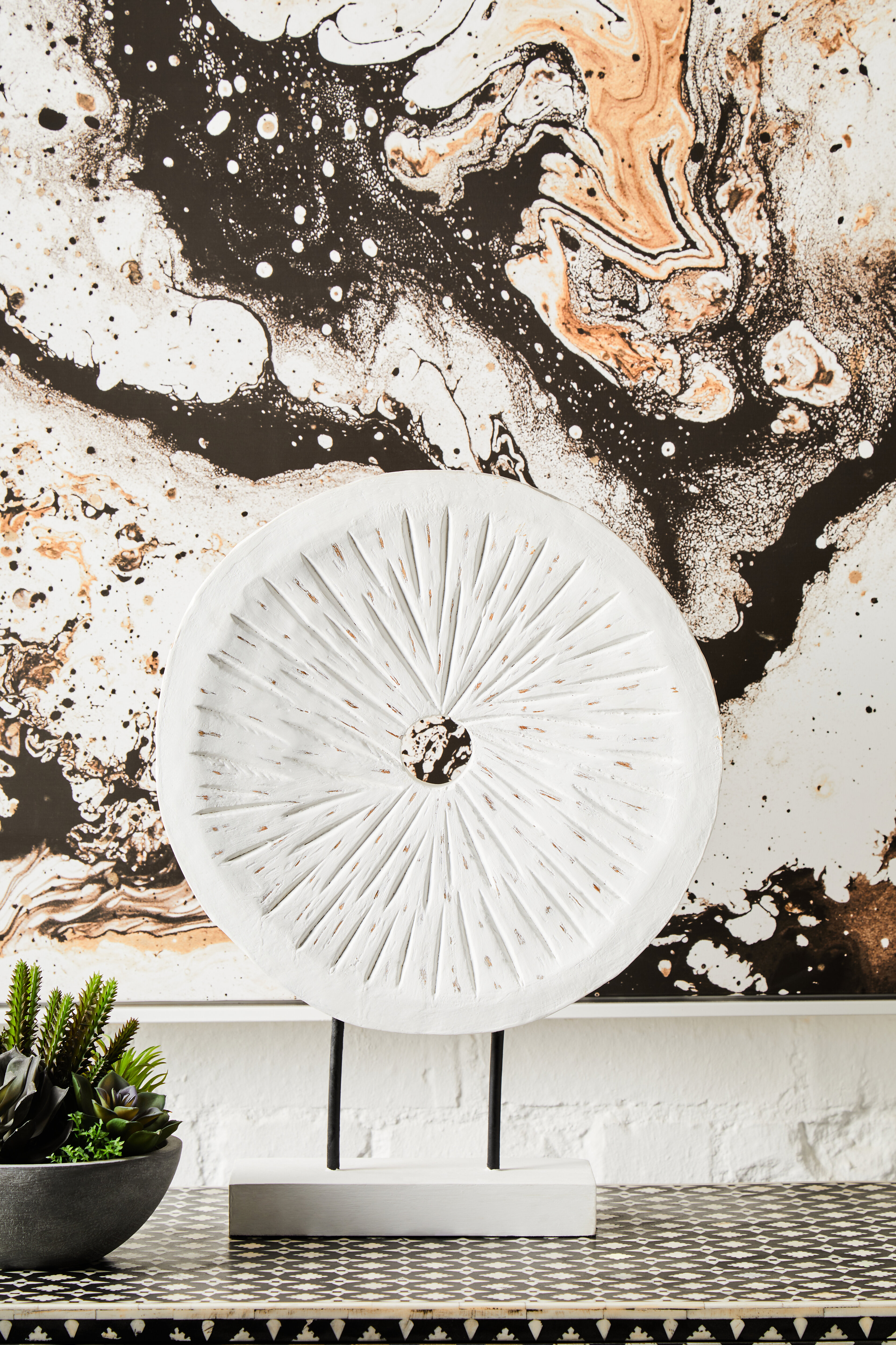 Fidel Distressed White Carved Wood Große Runde Skulptur
