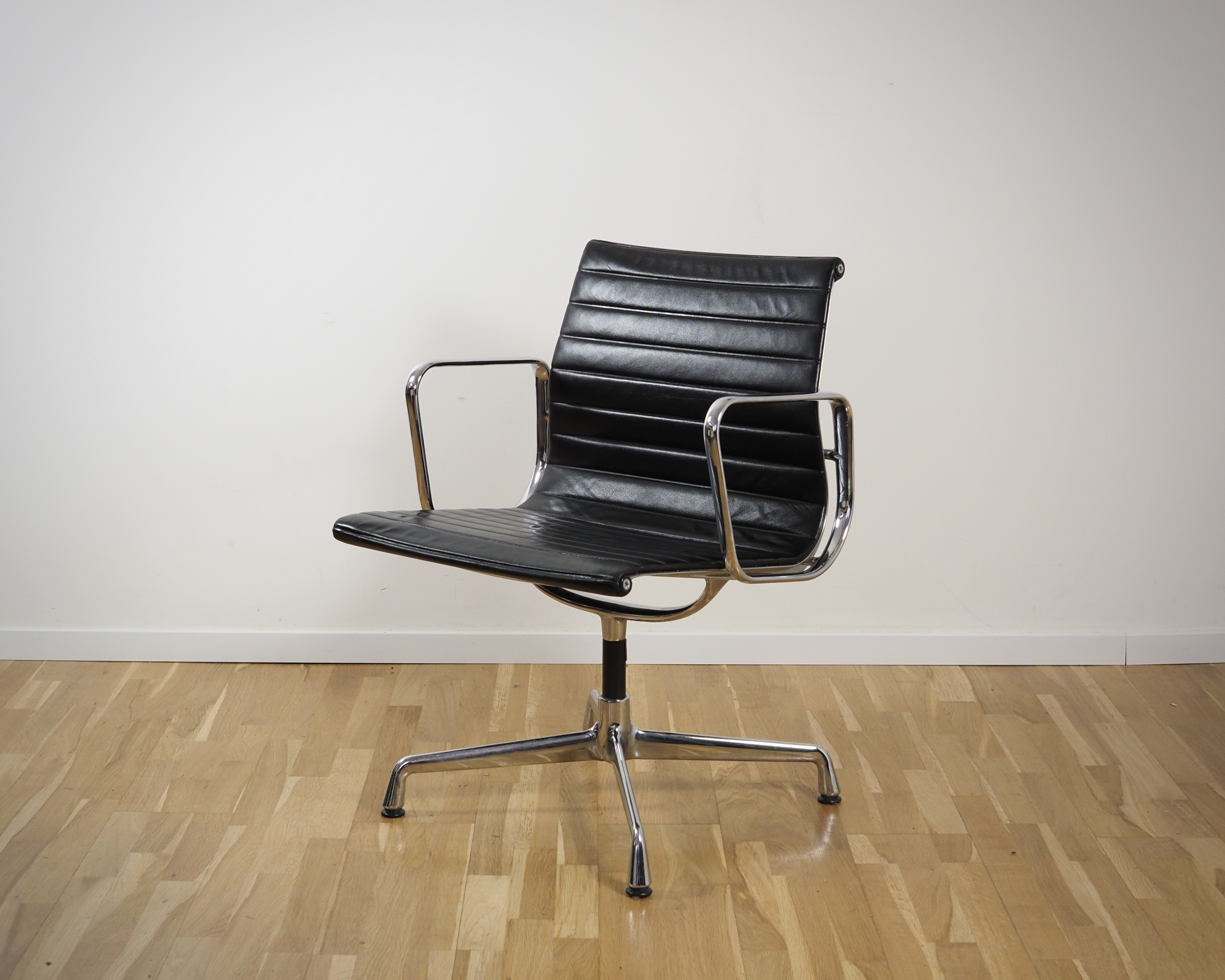 Alu Chair EA 107 Leder Schwarz