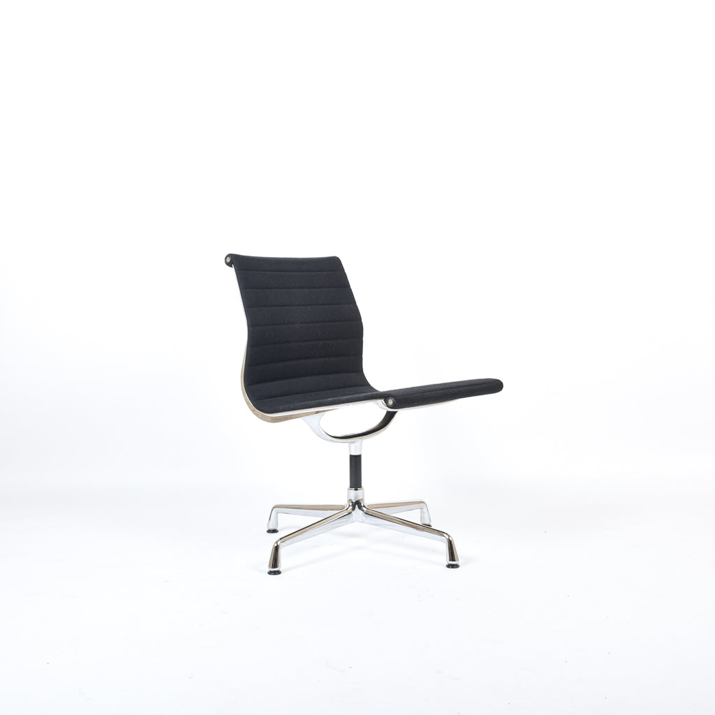 Eames EA 105 Stuhl Stoff Schwarz 