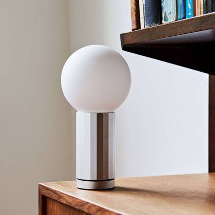 Turn On LED Tischleuchte Aluminium Opalglas Silber