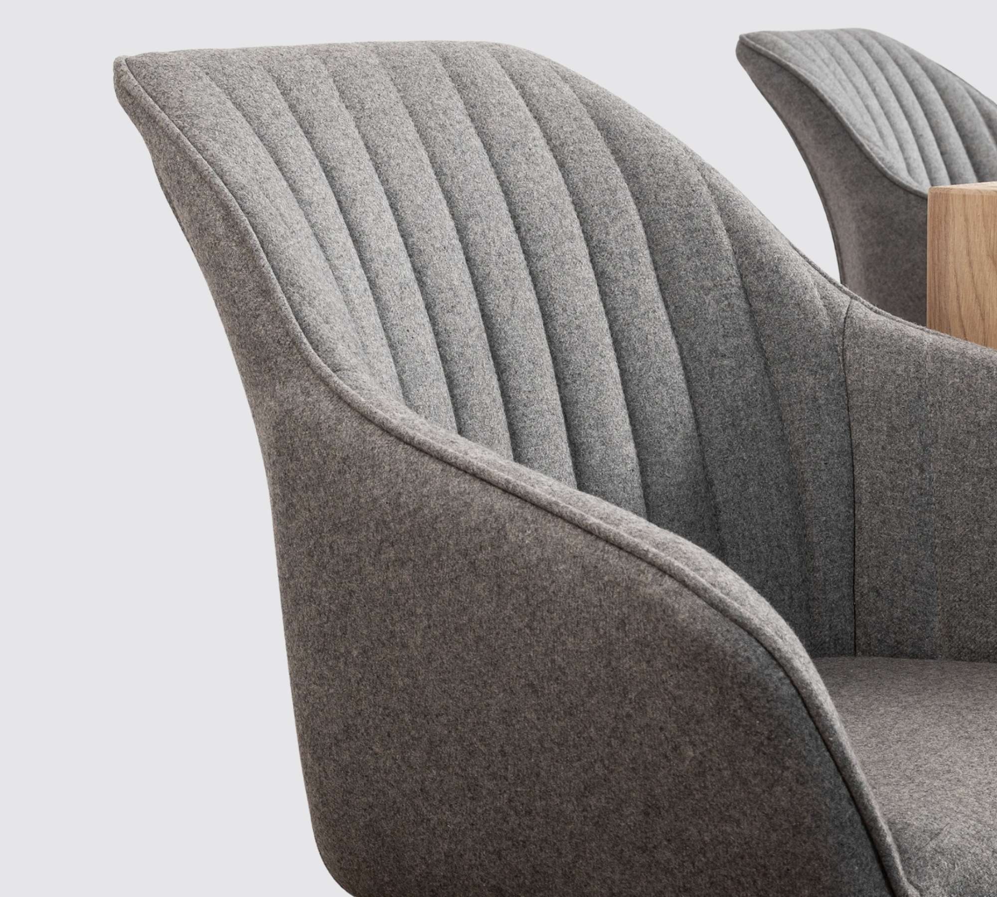 Gemütlicher Armlehnstuhl Filz Holz Mix Grau