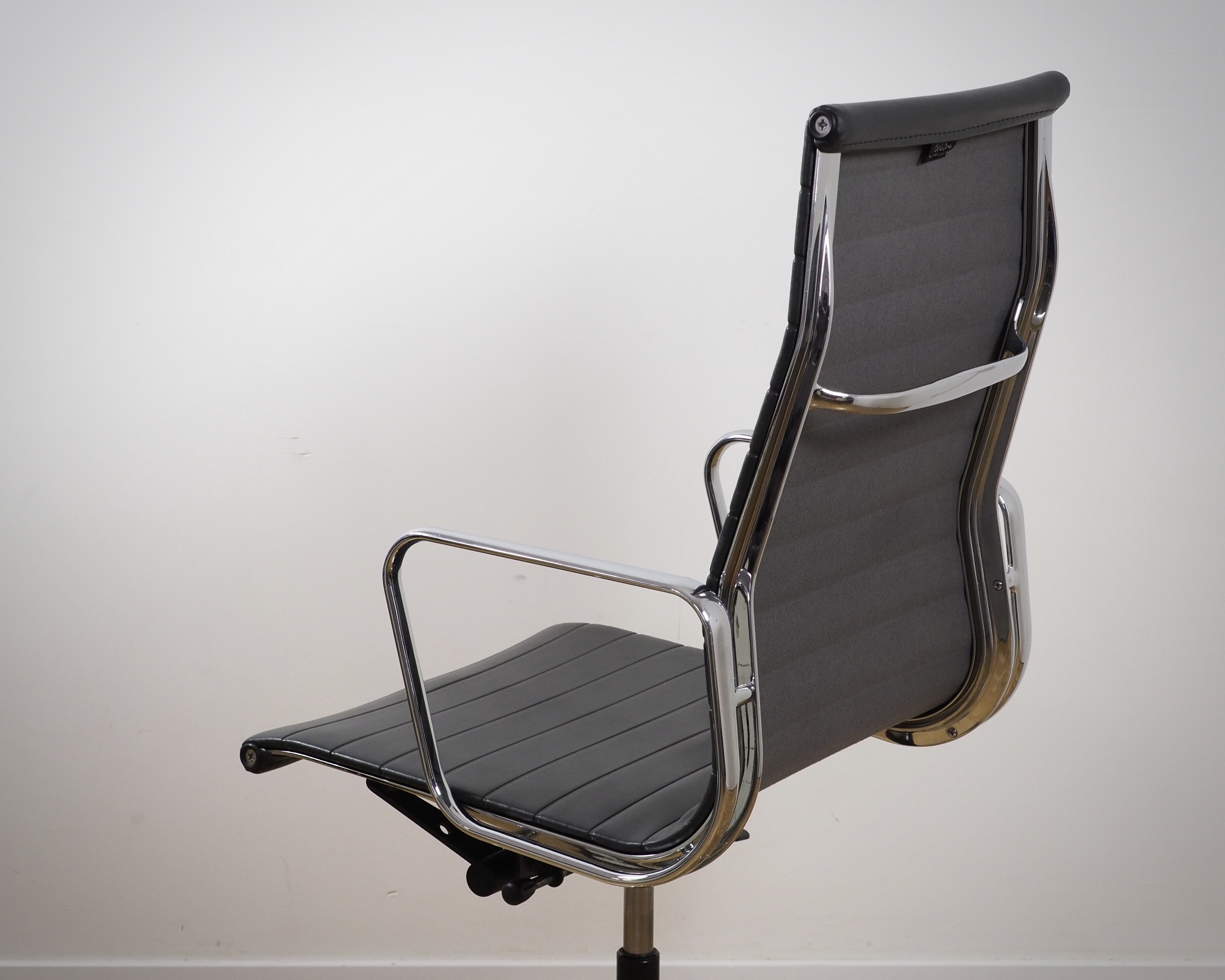 EA 119 Alu Chair Bürostuhl Leder Anthrazit