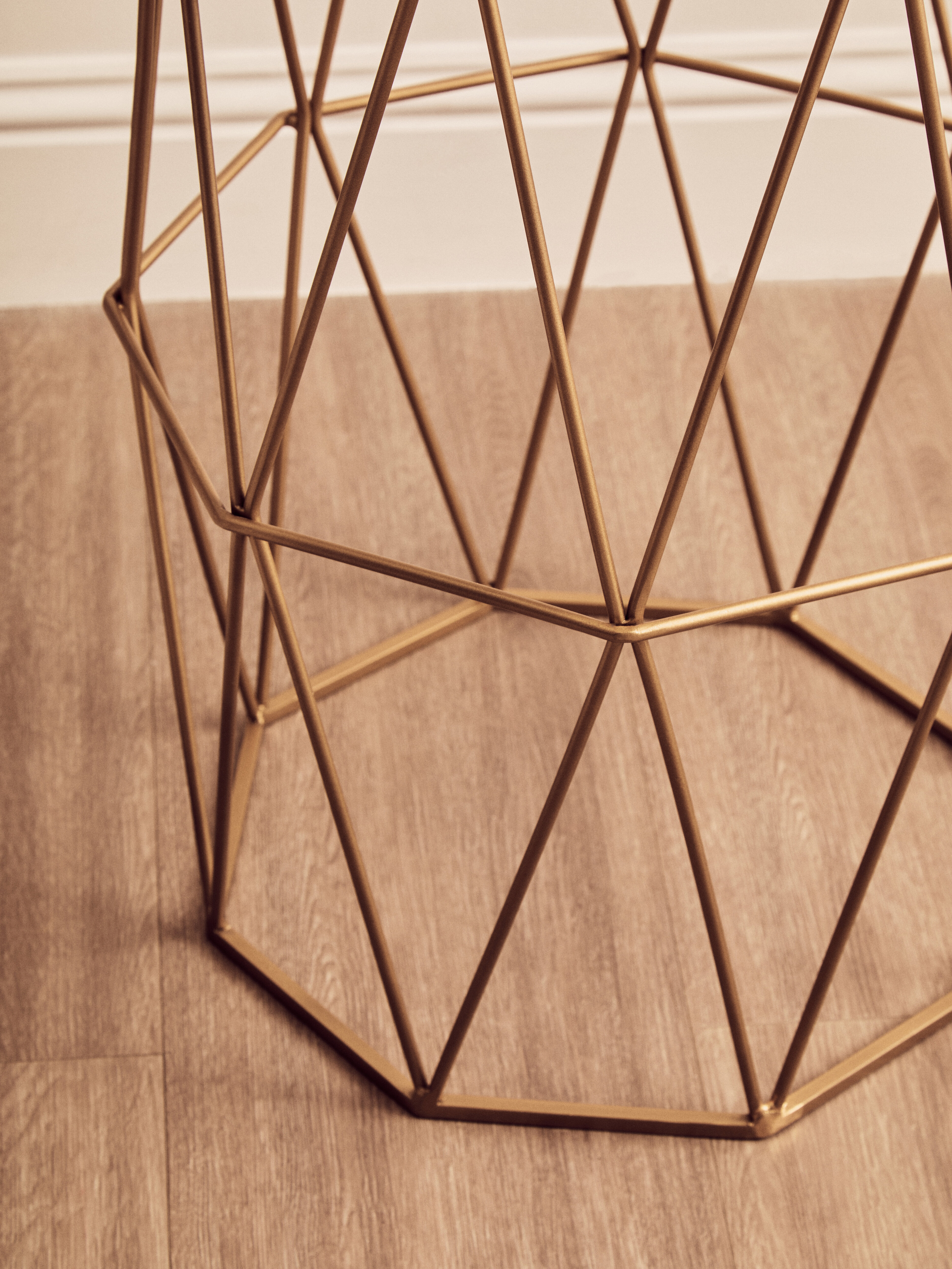 Shalimar Achteckiger Marmor und Gold Beistelltisch
