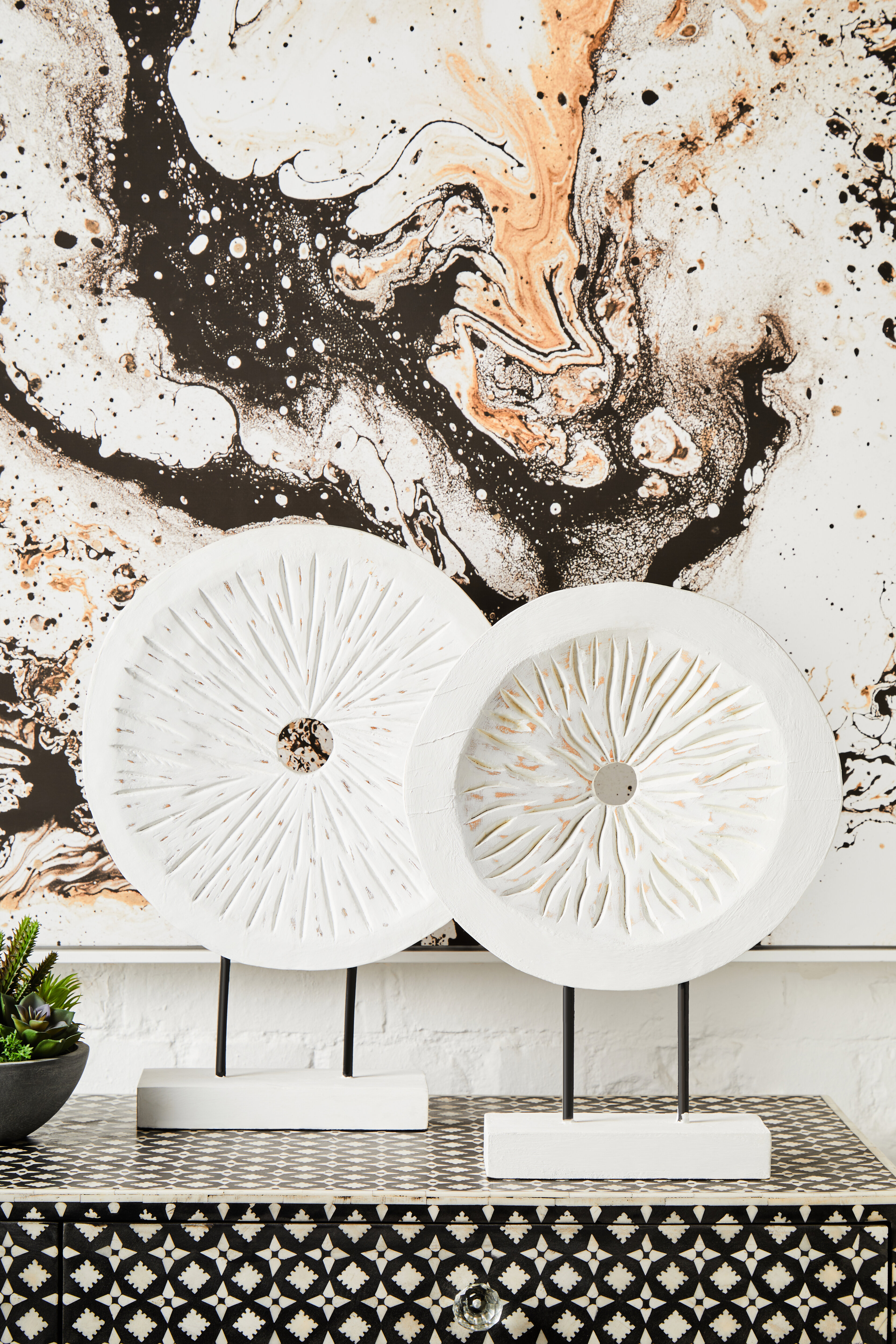 Fidel Distressed White Carved Wood Große Runde Skulptur
