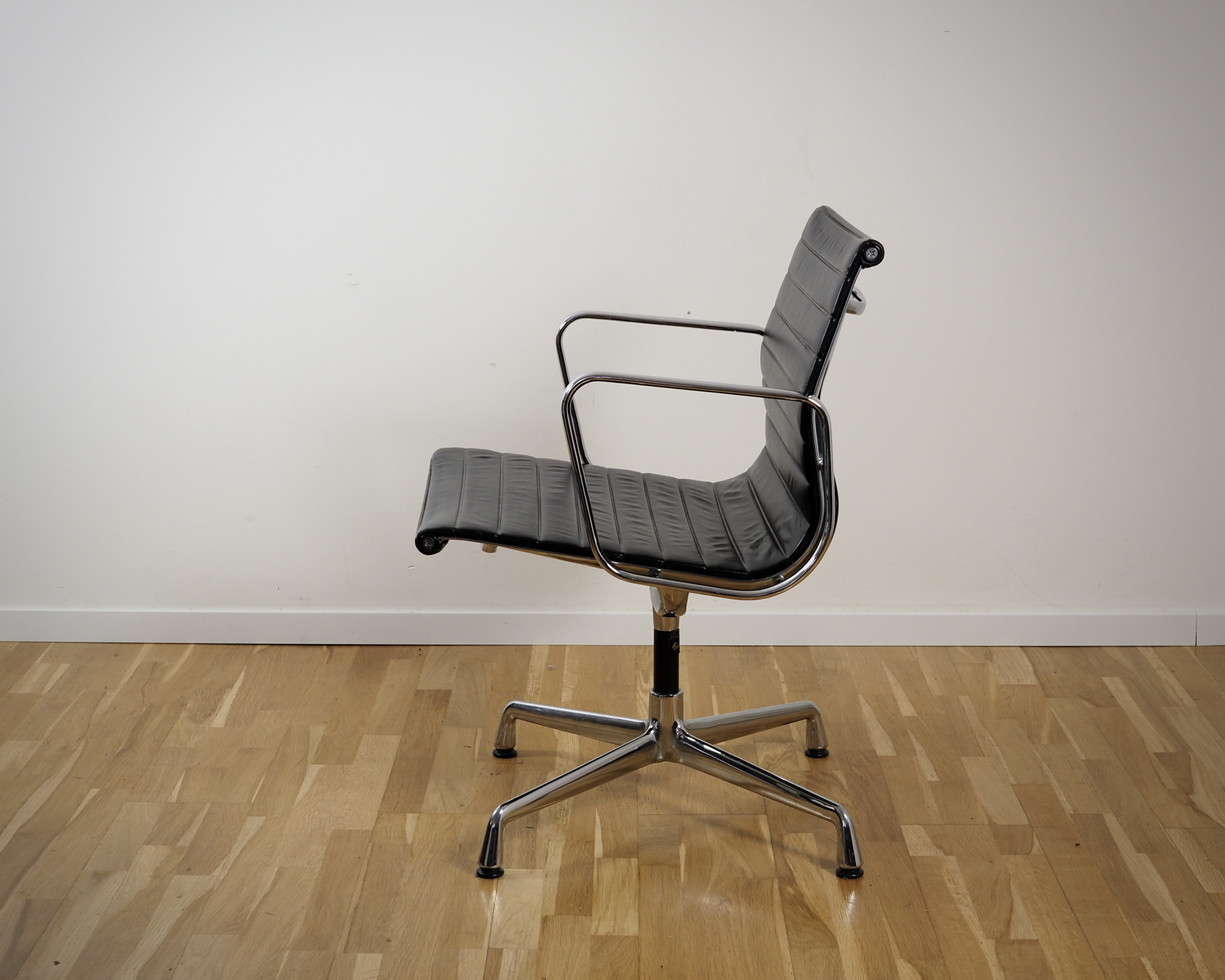 Alu Chair EA 107 Leder Schwarz