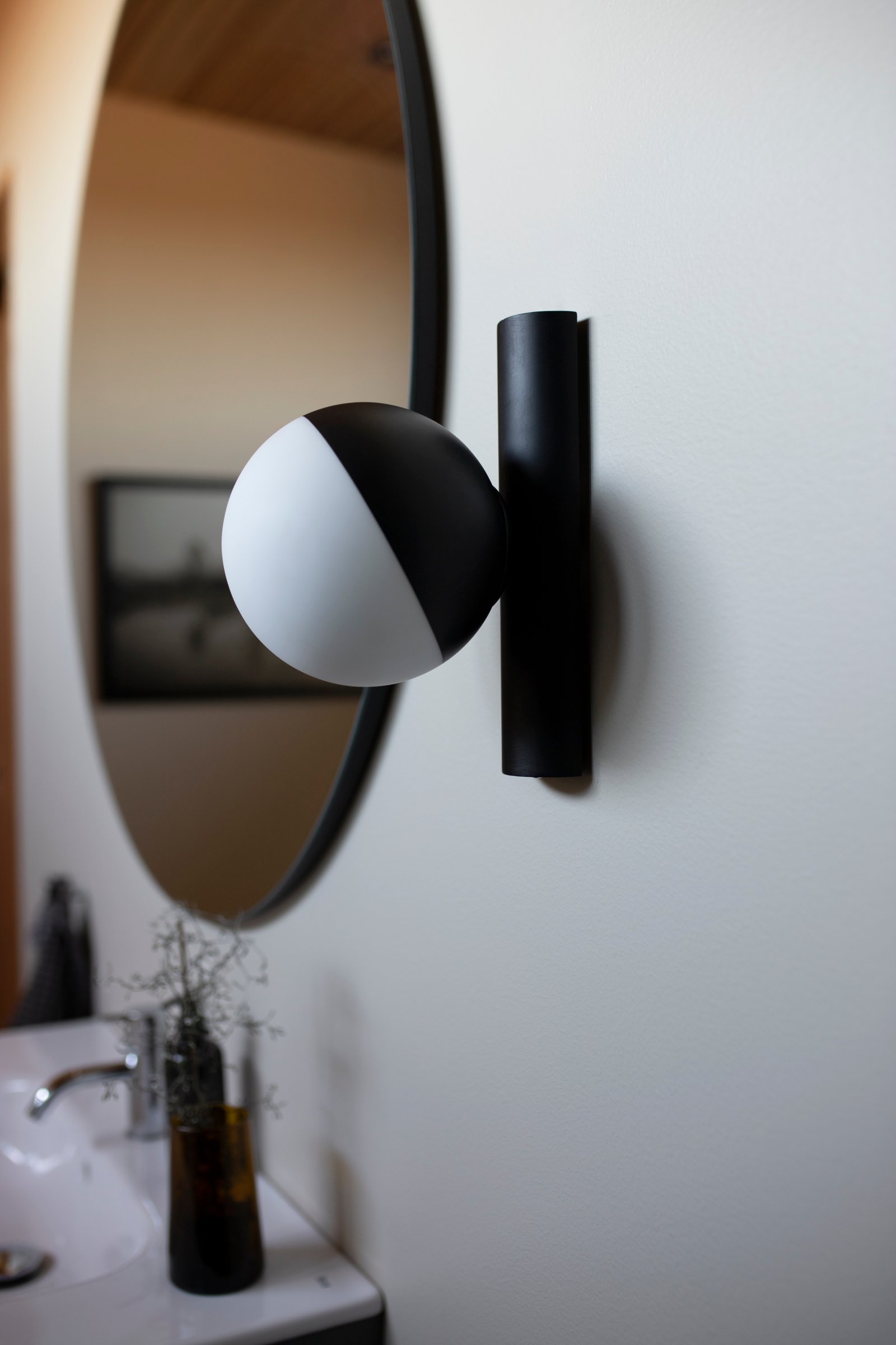 Contur 15 Wandleuchte Metall Schwarz Weiß IP44