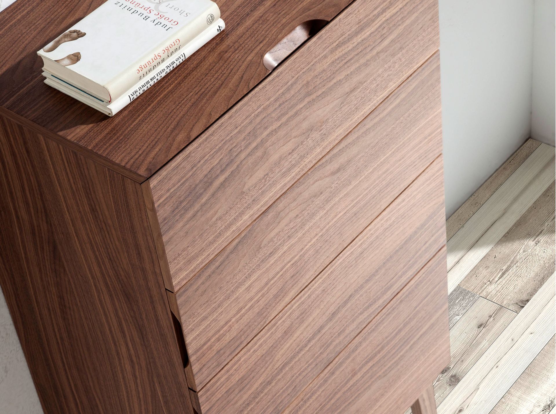 7024 Chiffonier Walnussholzfurnier Braun