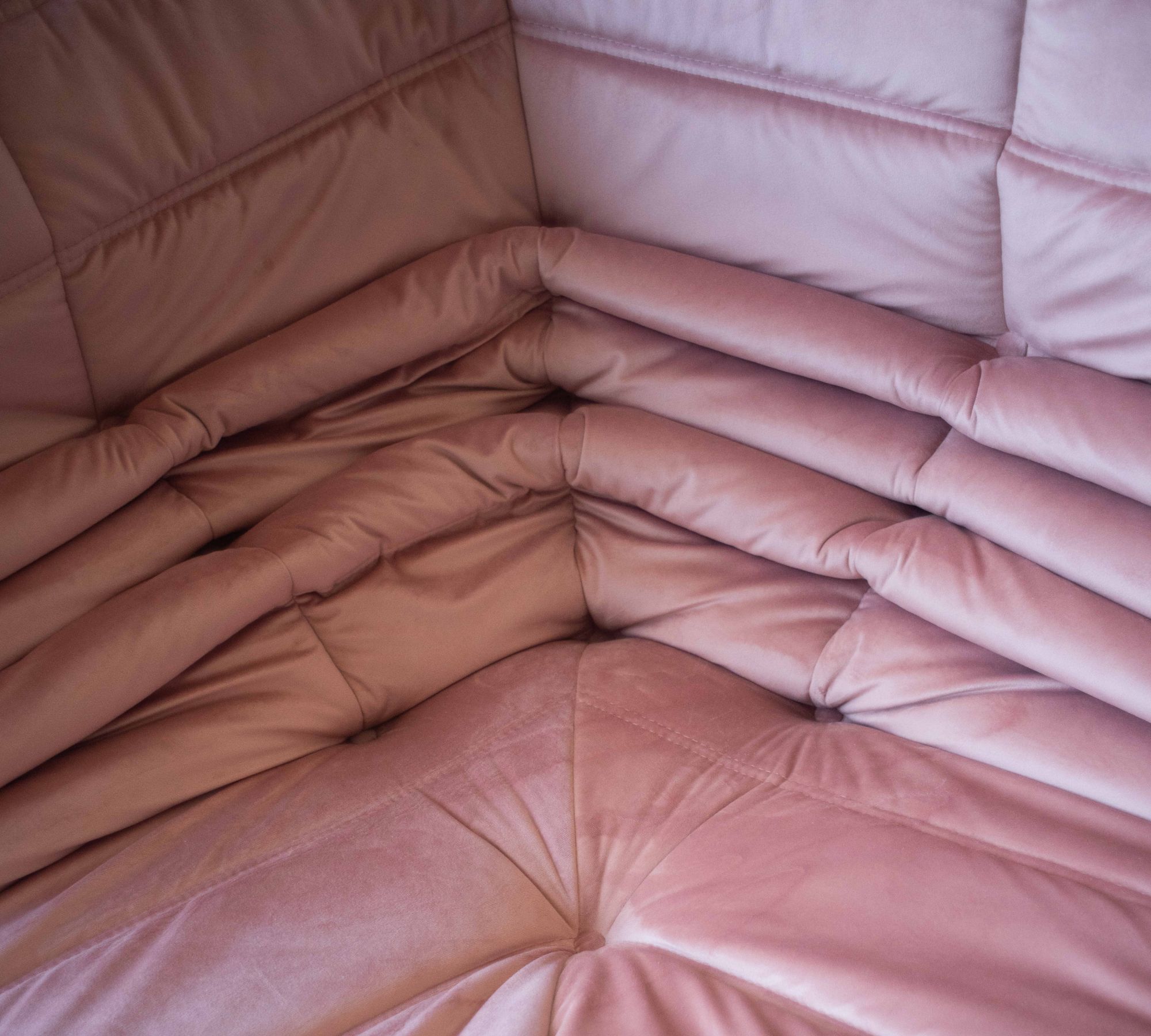 Togo Divano angolare velluto rosa perla