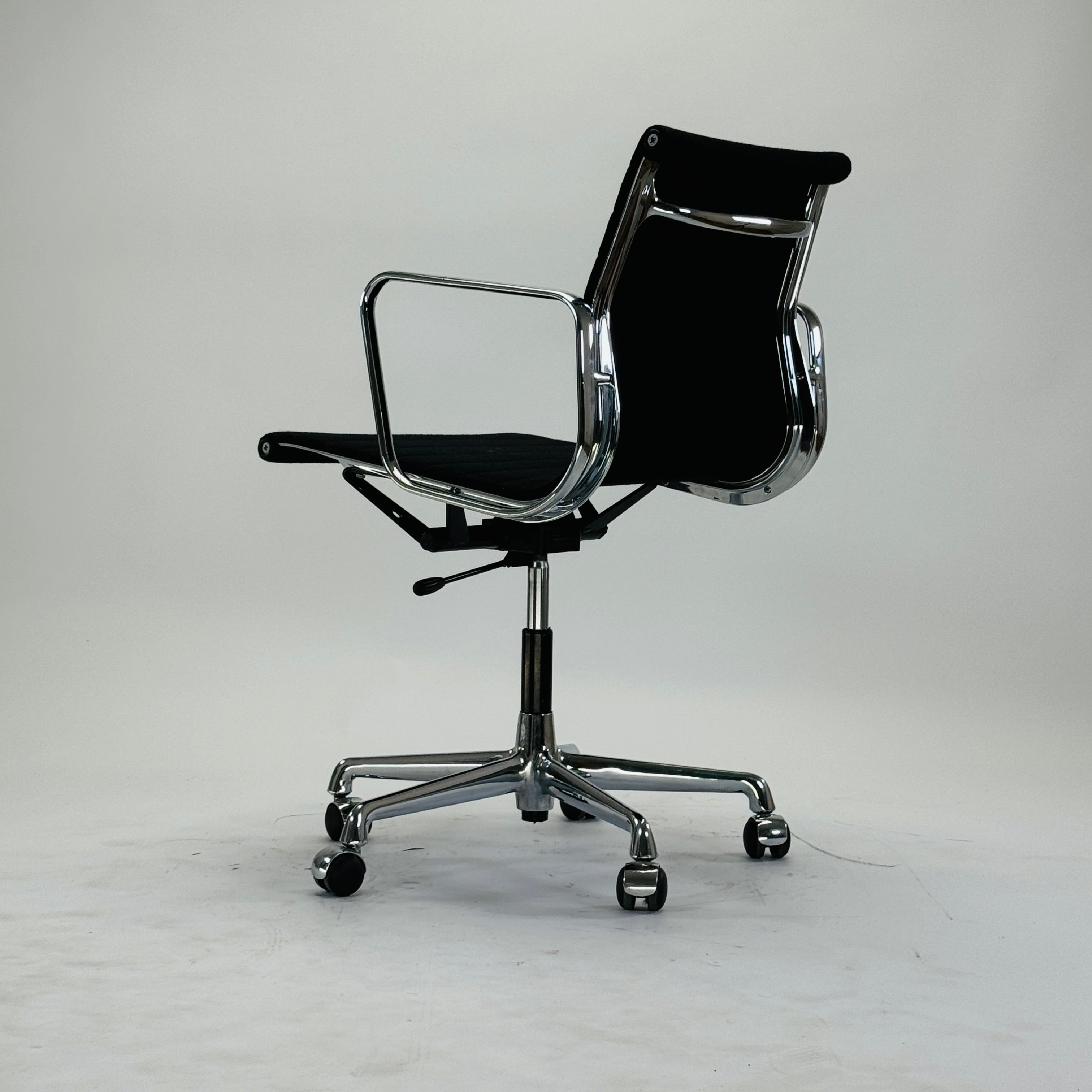 Eames EA 117 Chair Aluminium Schwarz