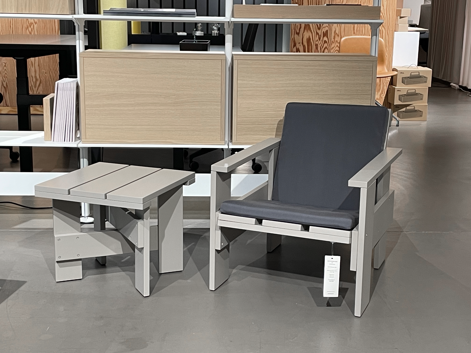 Set Crate Lounge Chair + Crate Low Table Holz Grau