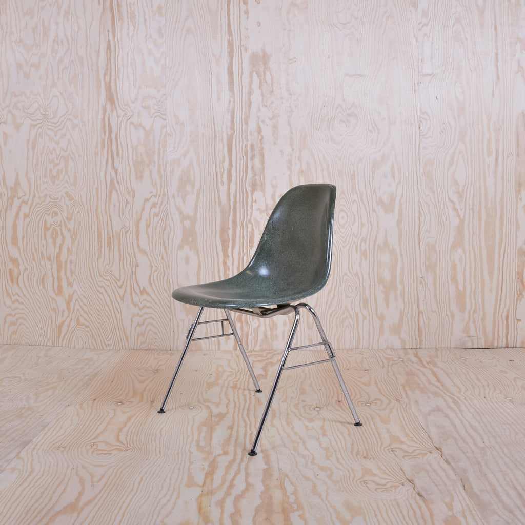 Eames Fiberglass Side Chair by Herman Miller Dunkelgrün