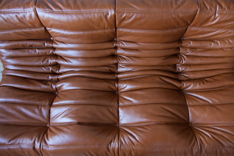 Togo Sofa 3-Sitzer Hochglanzleder Whiskybraun