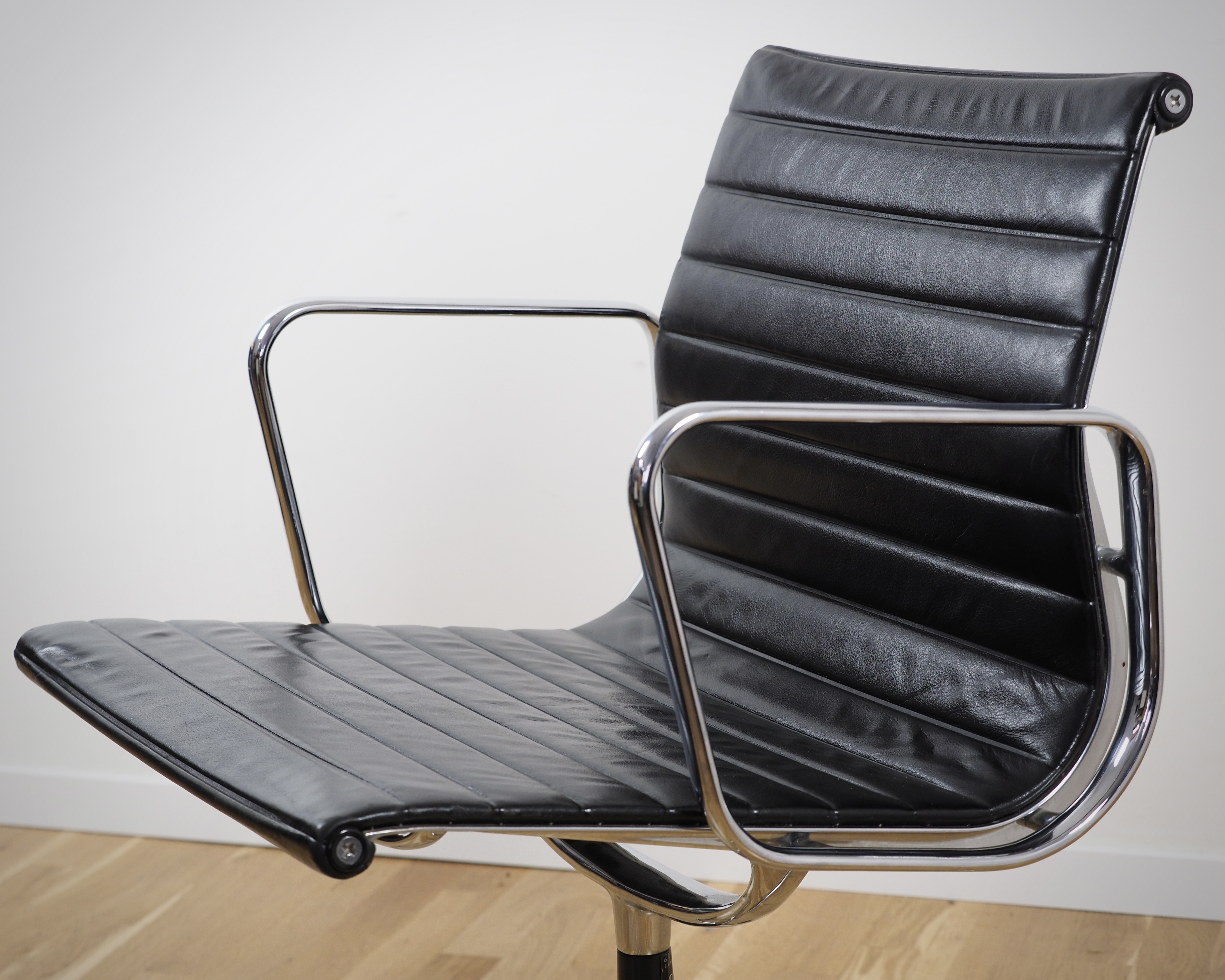 Alu Chair EA 107 Leder Schwarz