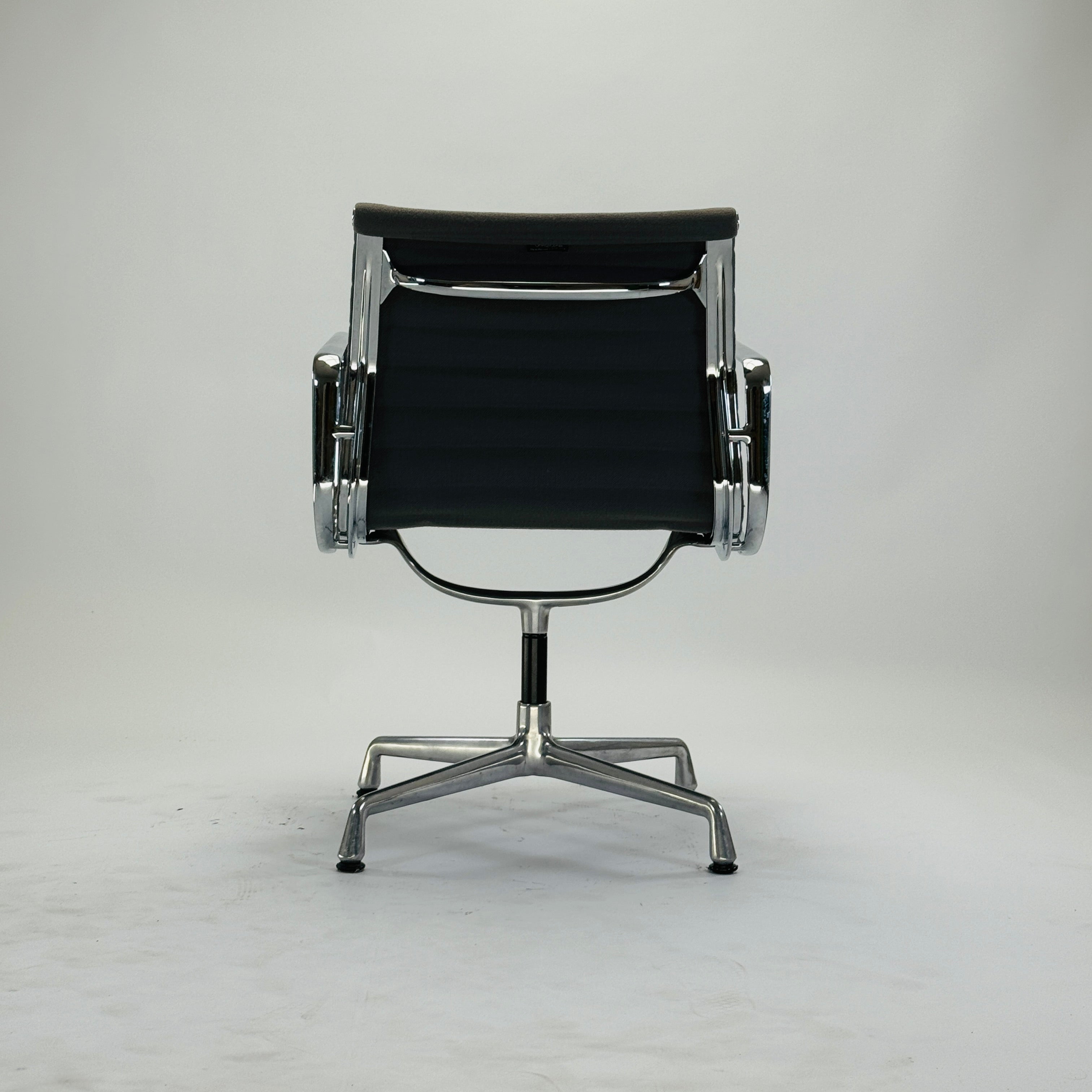 Eames EA 108 Aluminium Chair Grau