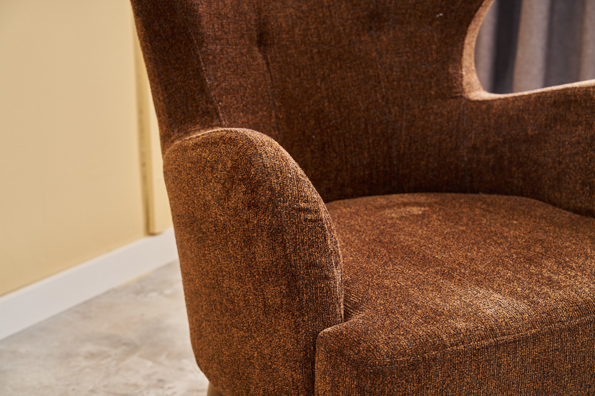 Karina Ohrensessel Chenille-Stoff Braun