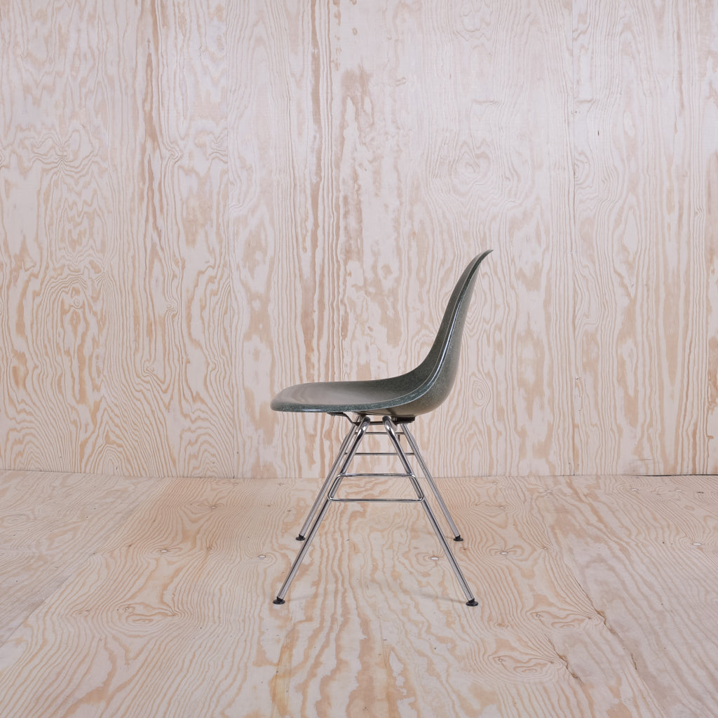 Eames Fiberglass Side Chair by Herman Miller Dunkelgrün