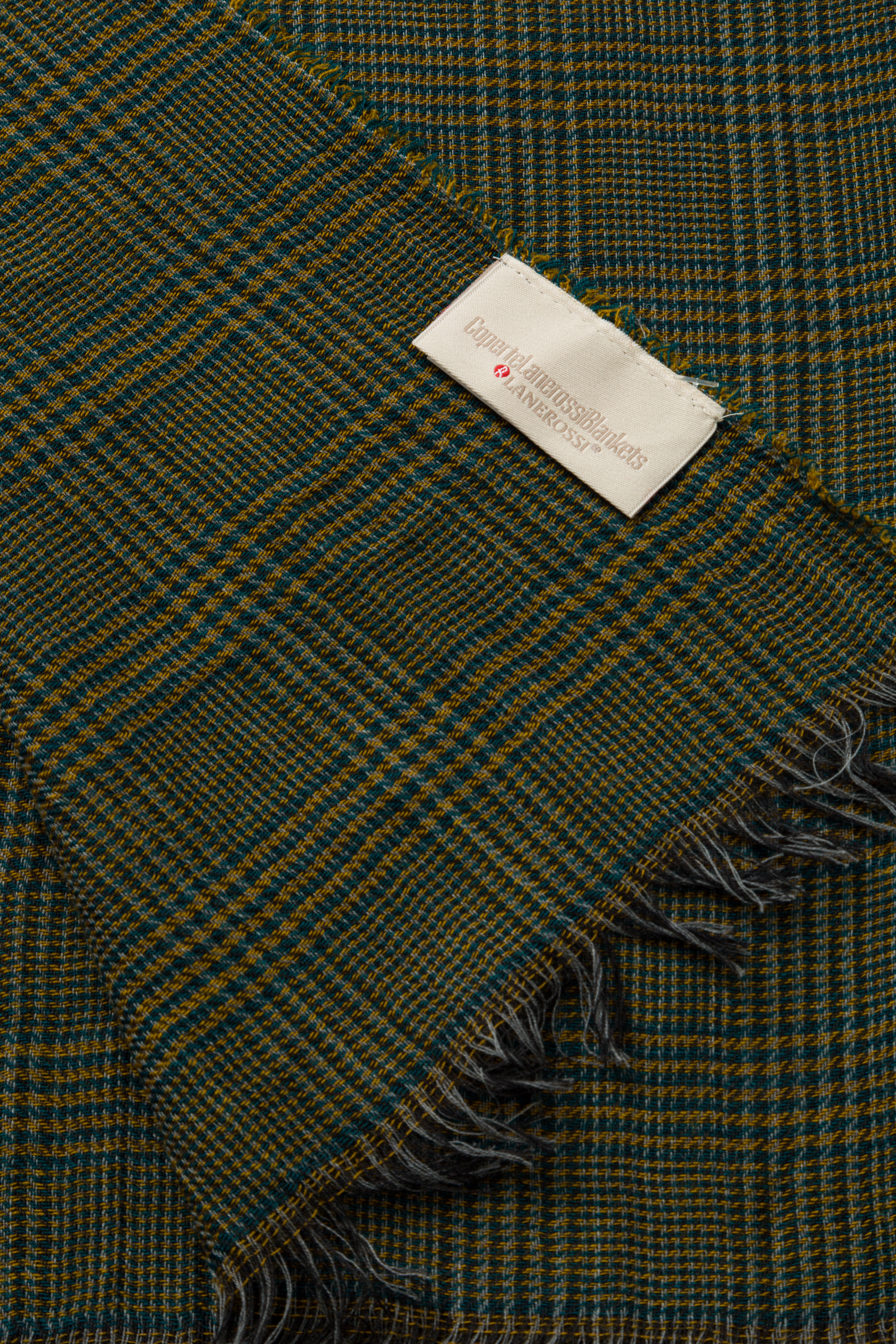 The only German part is "Sibilla Decke 100% Merinowolle Braun".
Here is the translation:

Sibilla Blanket 100% Merino Wool Brown