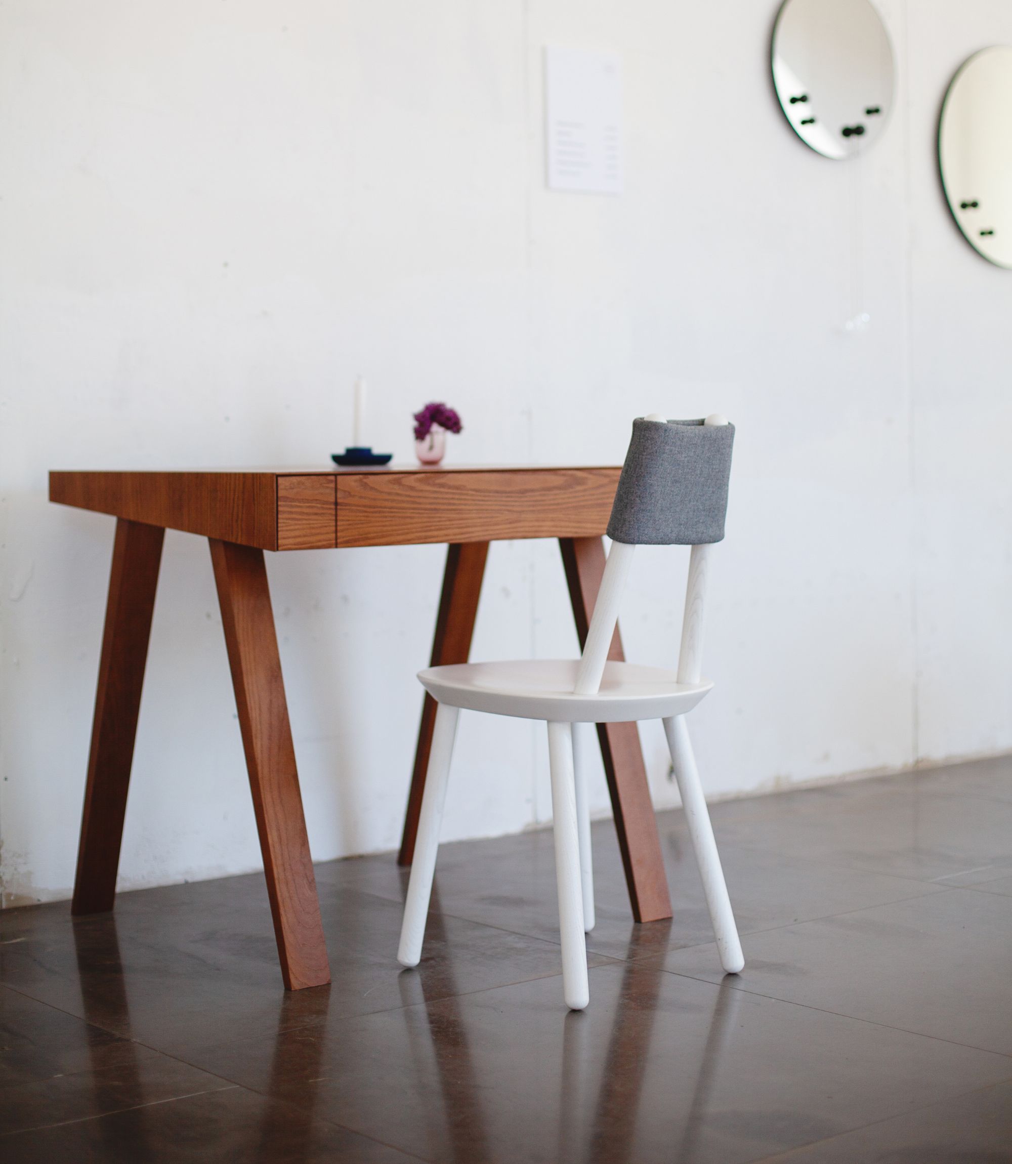 Schreibtisch 4.9 Eschenholz lackiert Braun