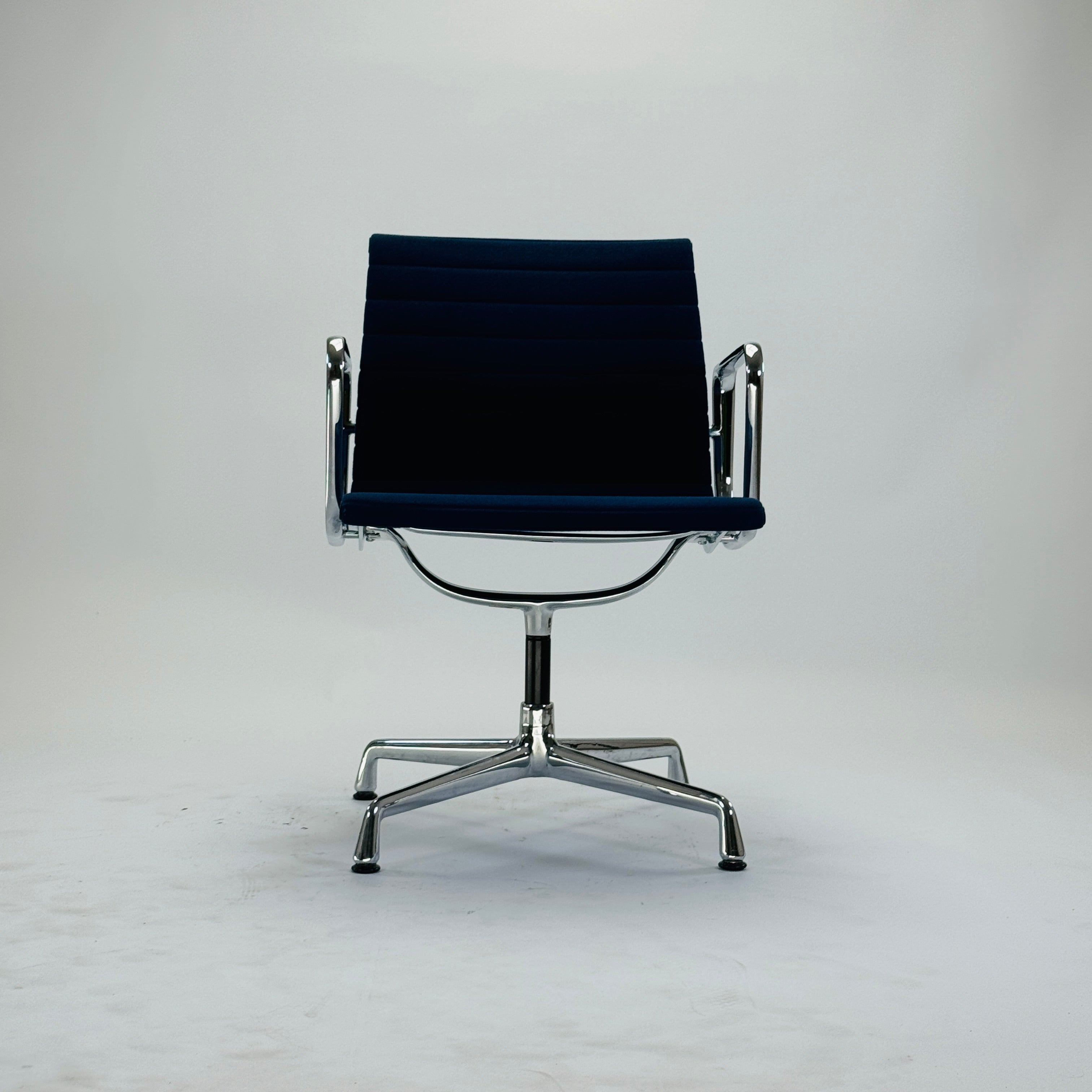 Eames EA 108 Aluminium Chair Drehbar Navy