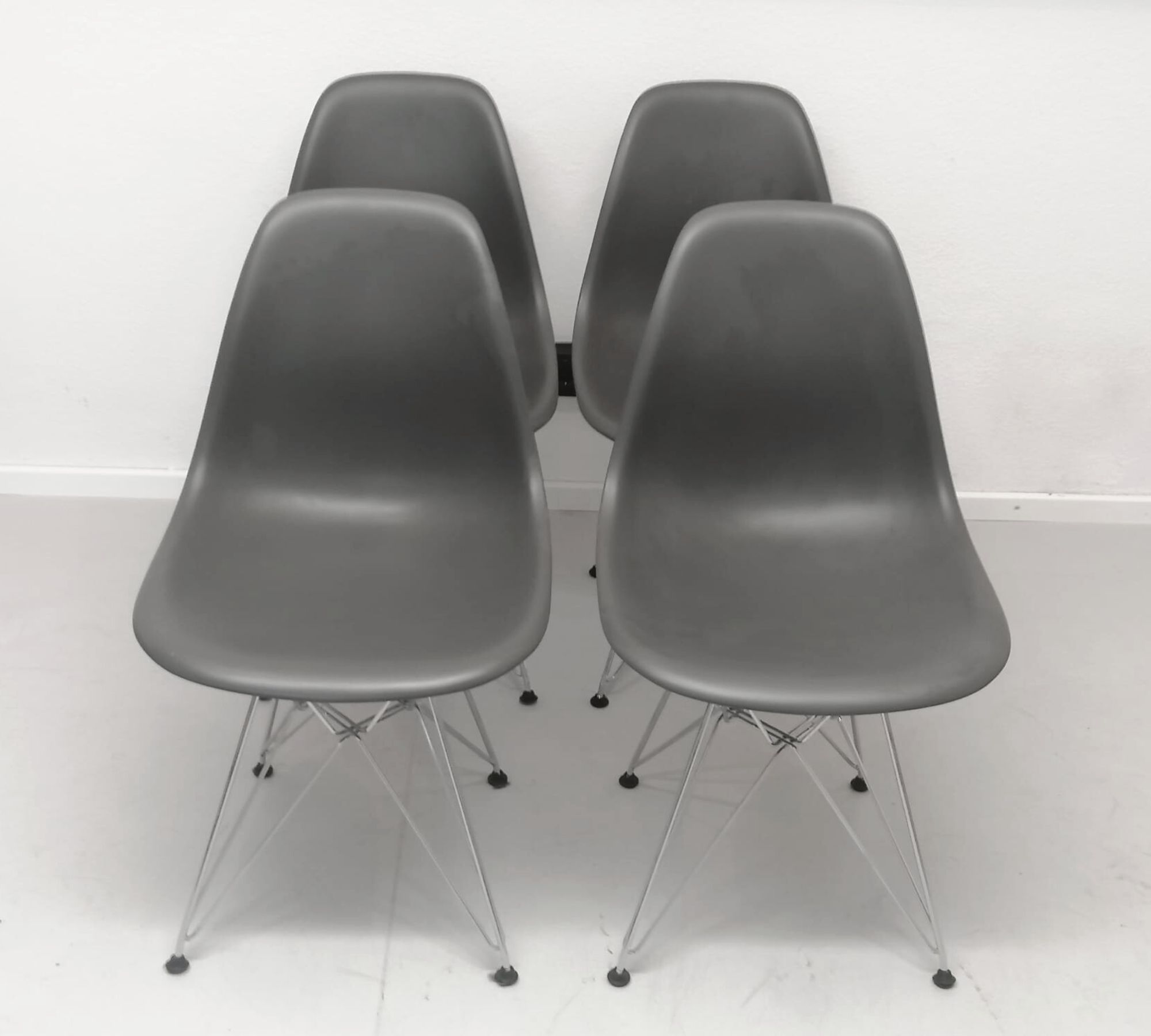 4x Eames DSR Plastic Side Chair Grau 