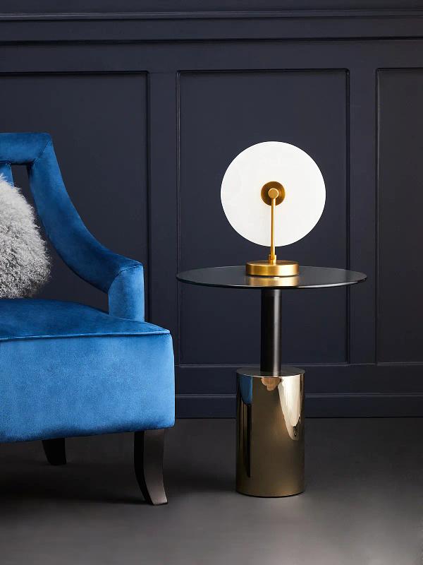 Oria Beistelltisch mit warm-metallicfarbenem Gestell

