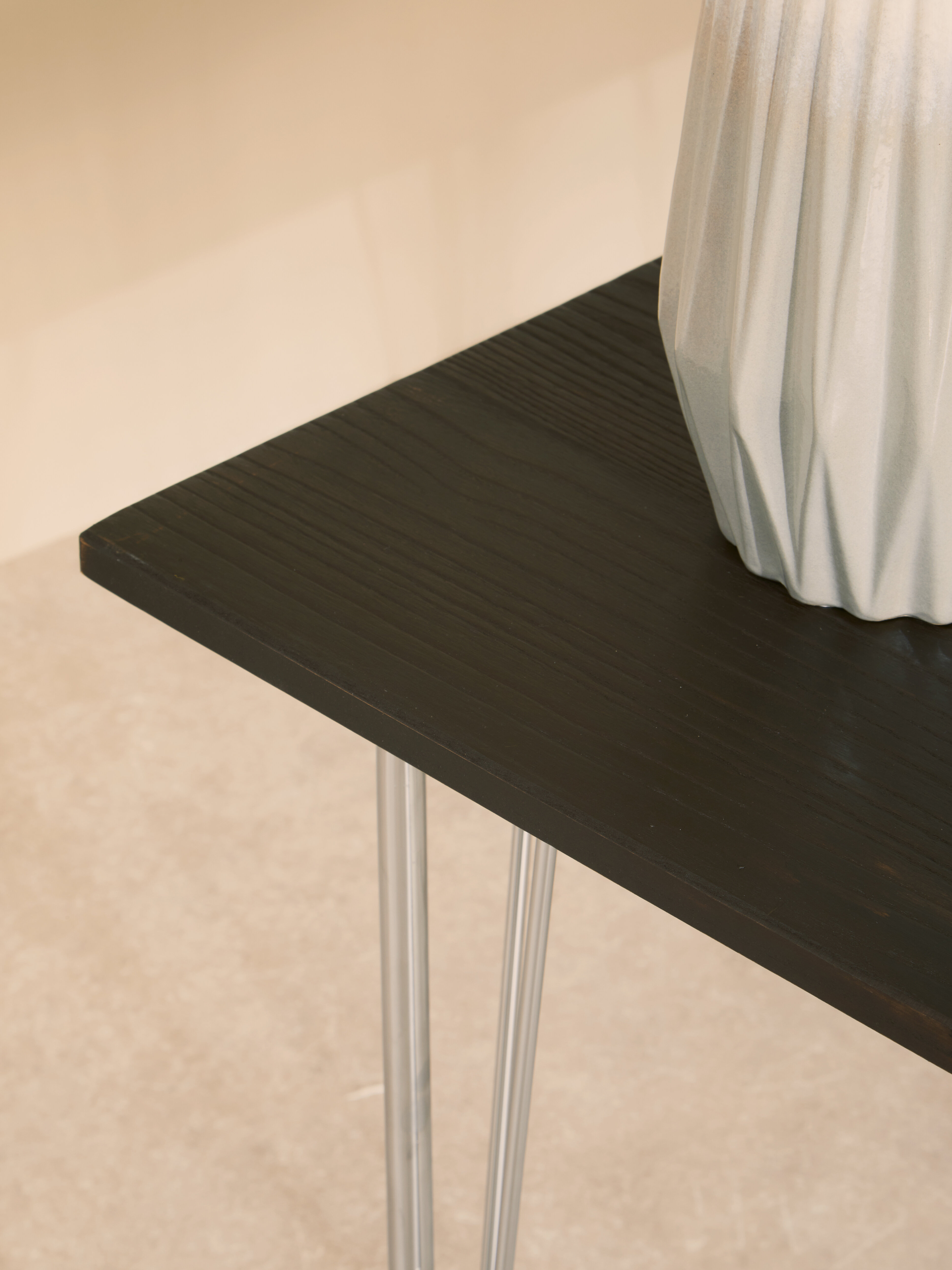 District Chrom Metall und Elm Holz Tisch
