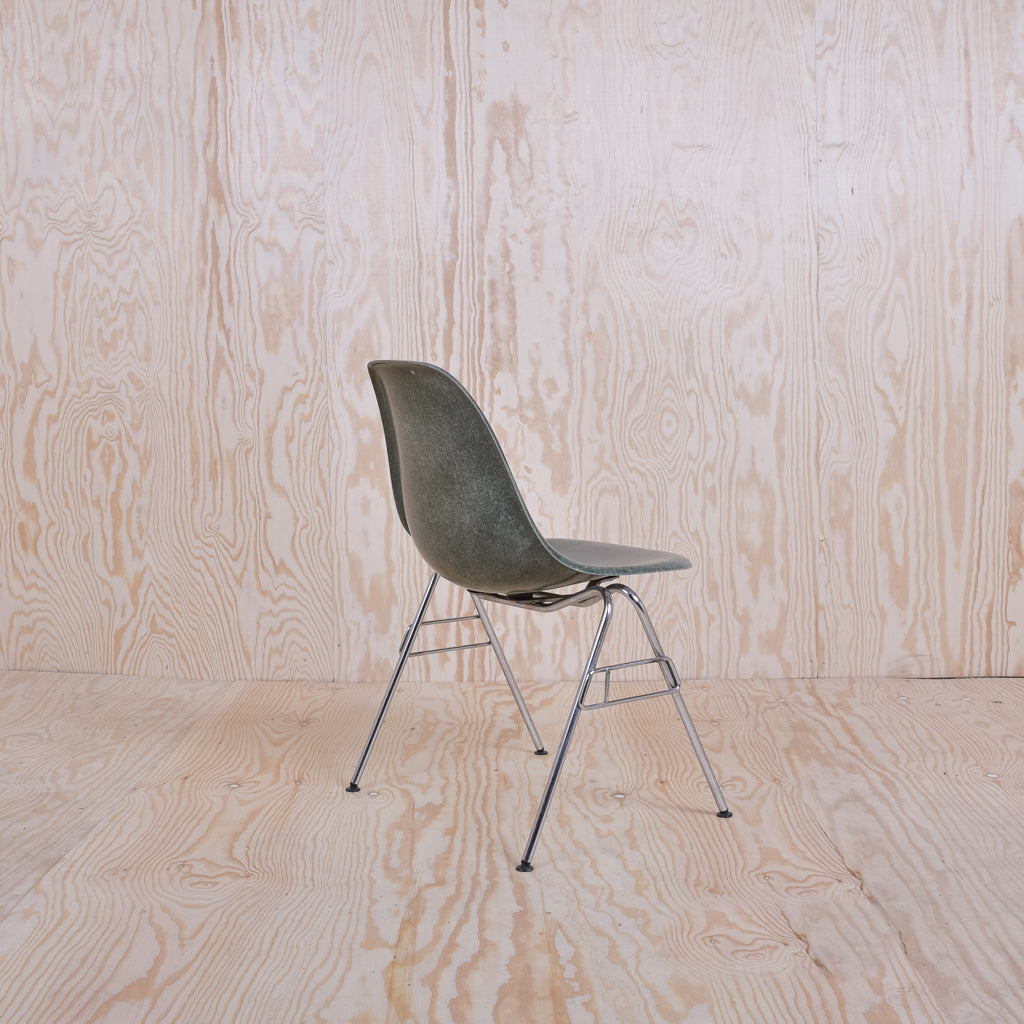 Eames Fiberglass Side Chair by Herman Miller Dunkelgrün