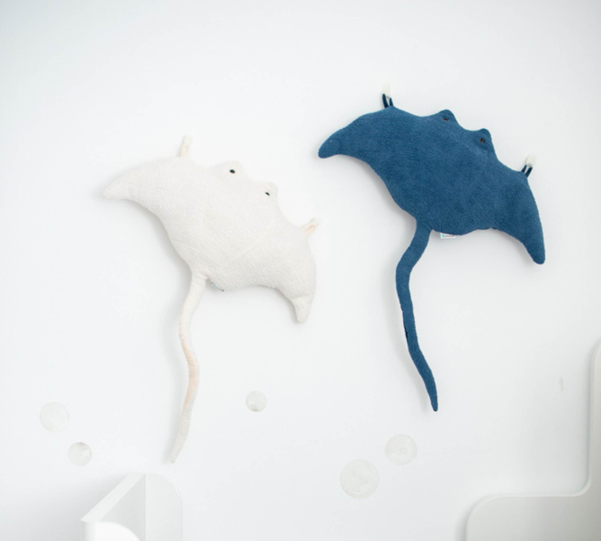 2x Mantarochen Plüschtier Baumwolle Blau Weiß