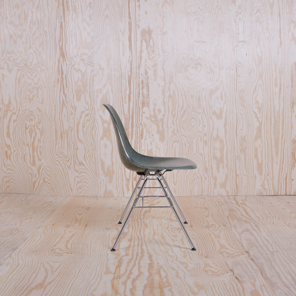 Eames Fiberglass Side Chair by Herman Miller Dunkelgrün