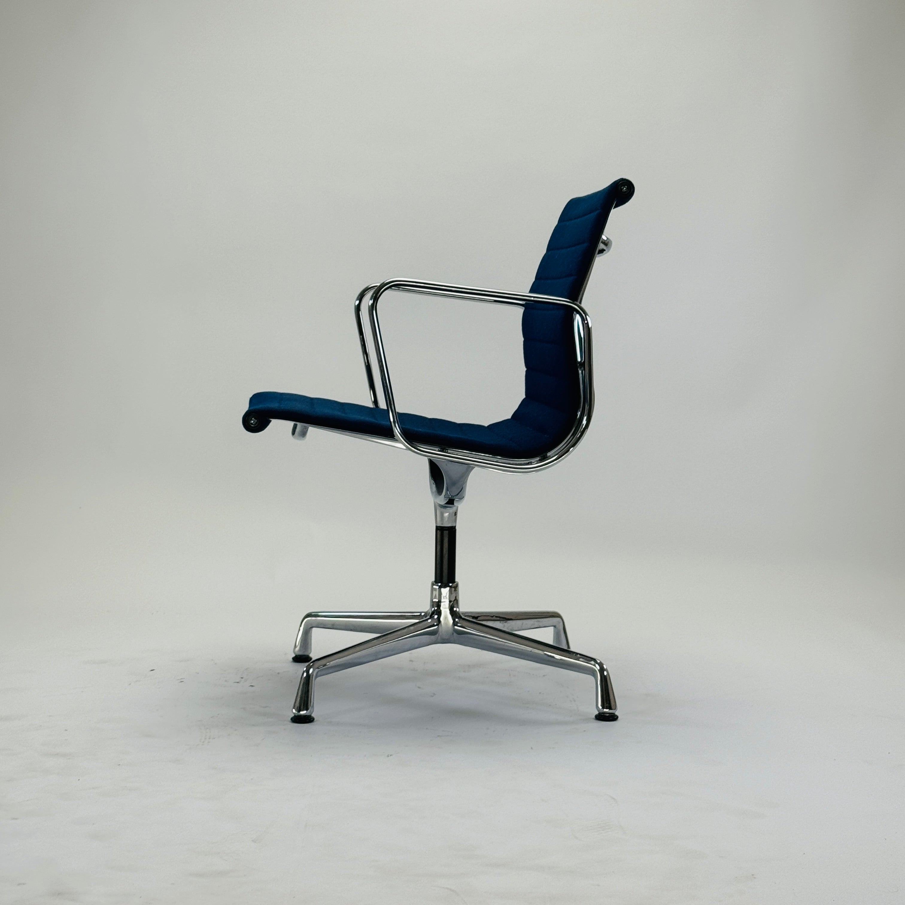 Eames EA 108 Aluminium Chair Drehbar Navy