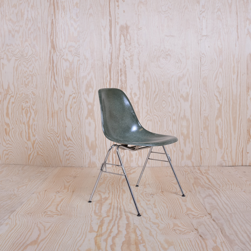 Eames Fiberglass Side Chair by Herman Miller Dunkelgrün
