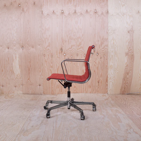 Eames EA 117 Aluminium Chair Rot
